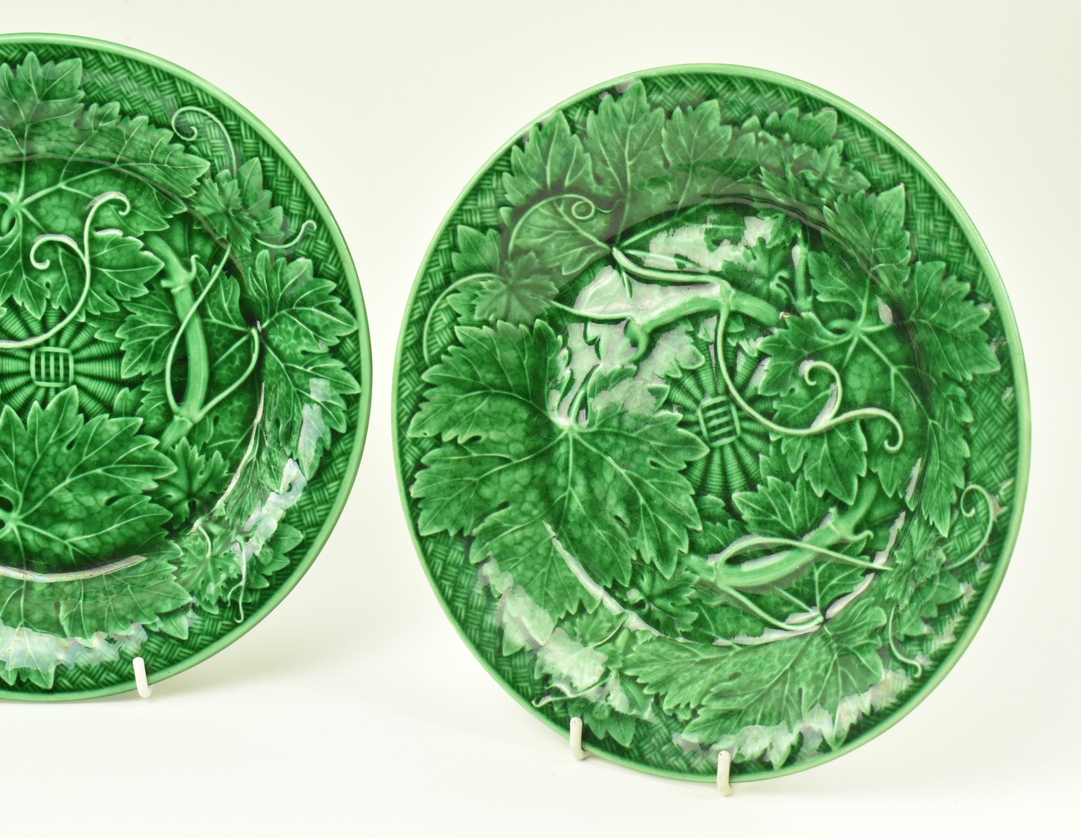 SIX WEDGWOOD GRAPE AND VINE GREEN MAJOLICA PLATES - Image 4 of 8