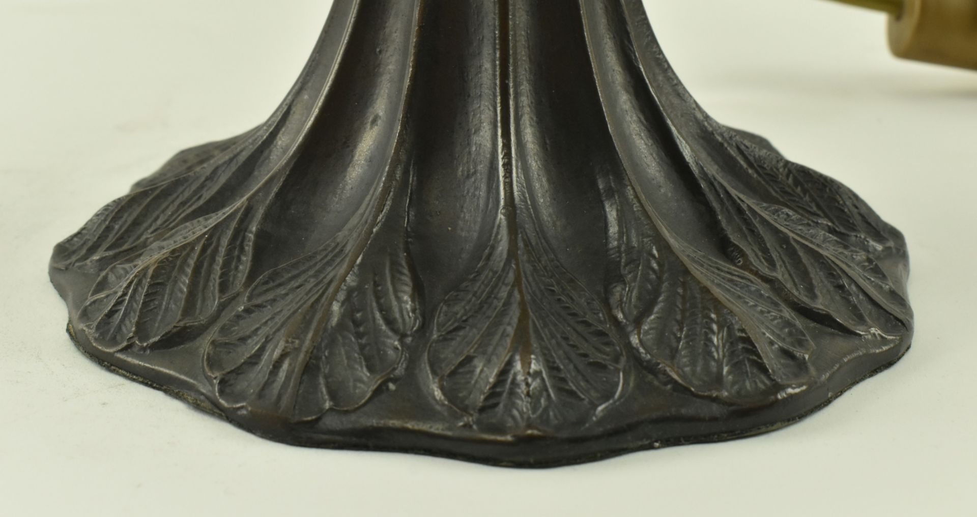 JOHN LEATHWOOD - STAINED LEADED GLASS TIFFANY STYLE DESK LAMP - Image 6 of 8