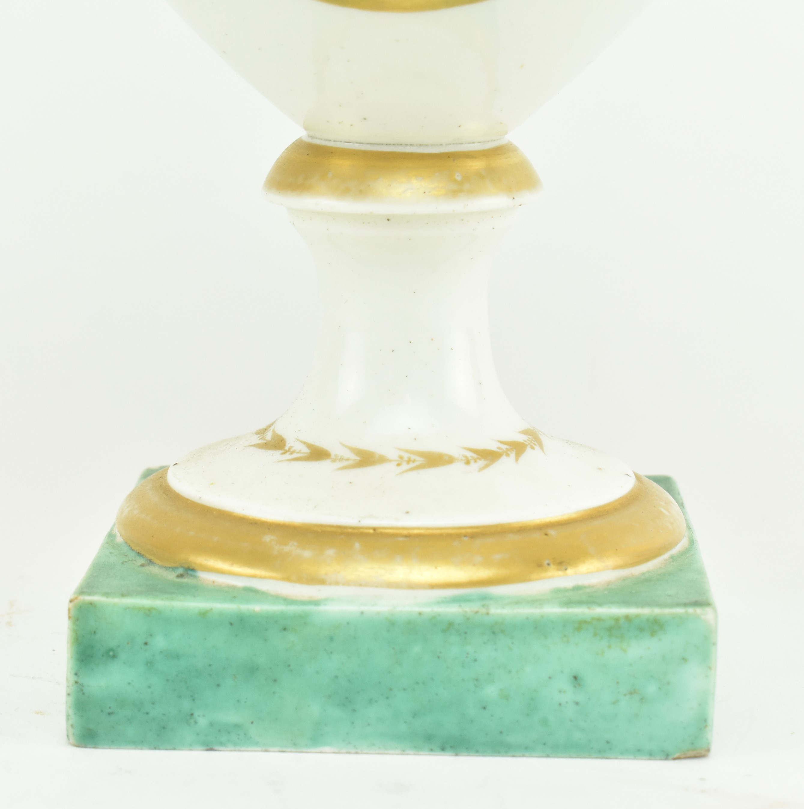 EARLY 19TH CENTURY CHAMBERLAIN'S WORCESTER URN VASE - Image 5 of 7