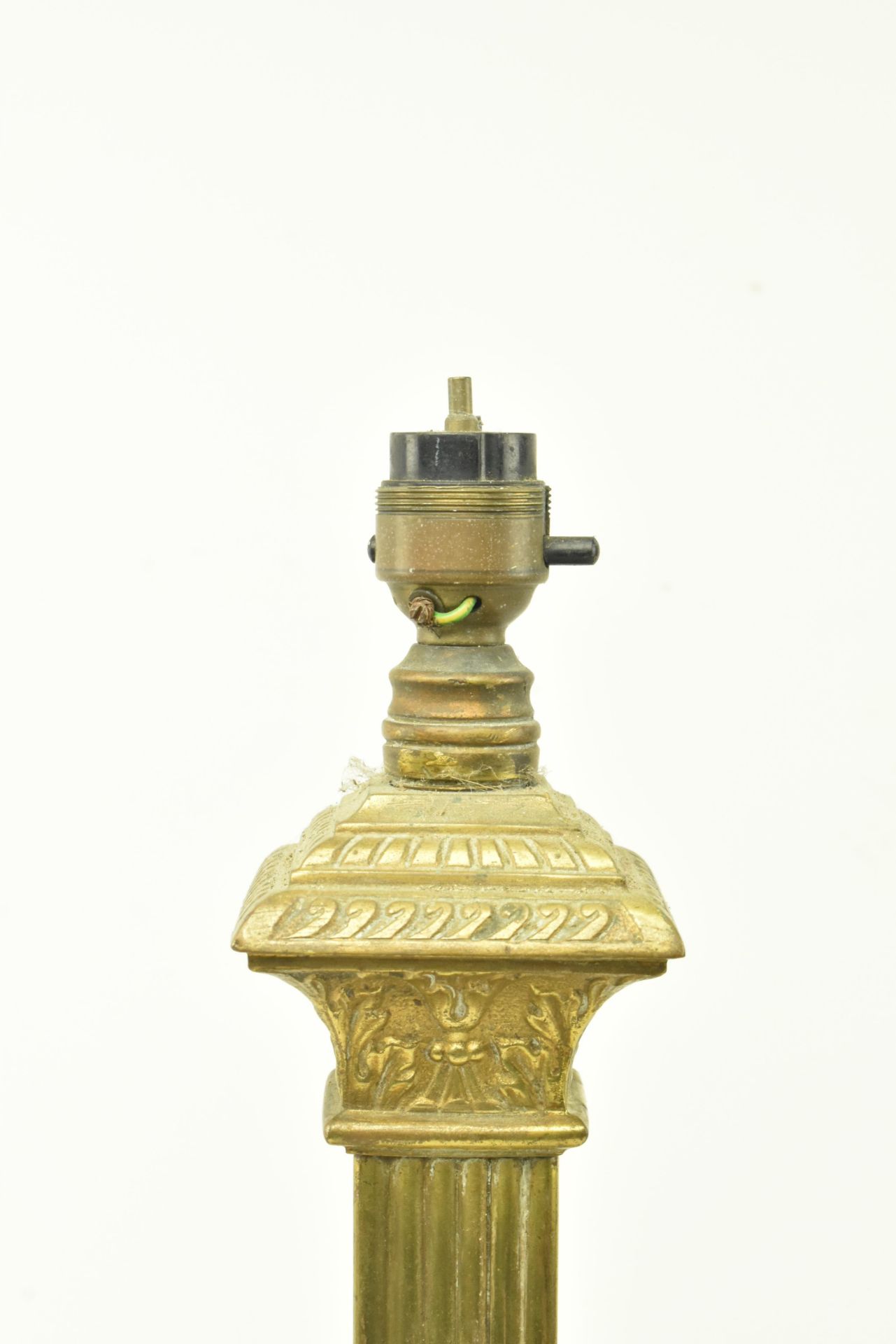 20TH CENTURY REEDED COLUMN BRASS TABLE LAMP - Bild 2 aus 5