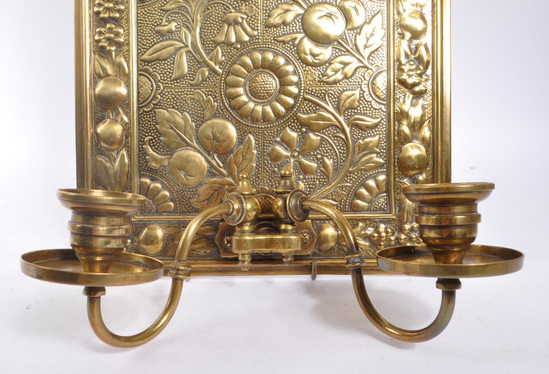 ARTS & CRAFTS AESTHETIC BRASS WALL SCONCE - Image 2 of 7