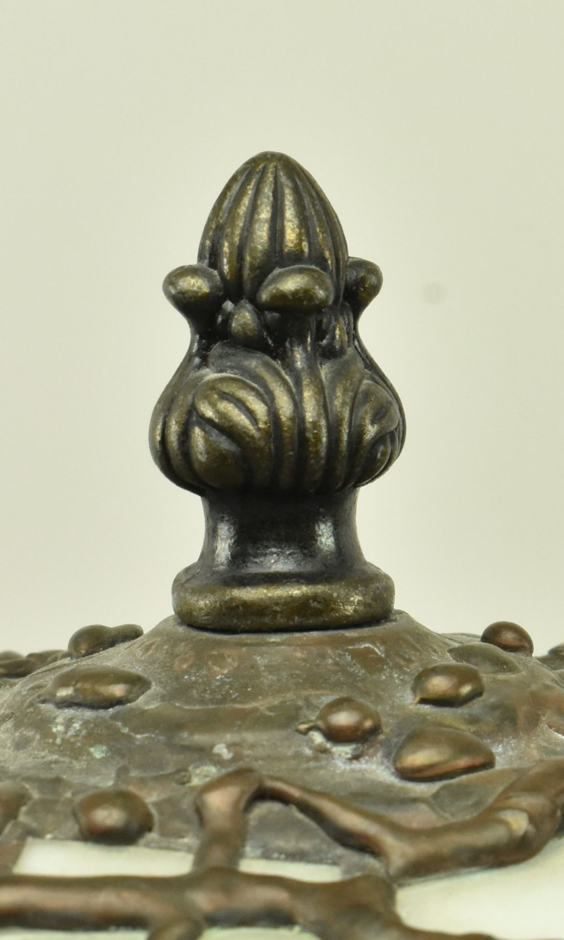 JOHN LEATHWOOD - STAINED LEADED GLASS TIFFANY STYLE DESK LAMP - Image 2 of 8