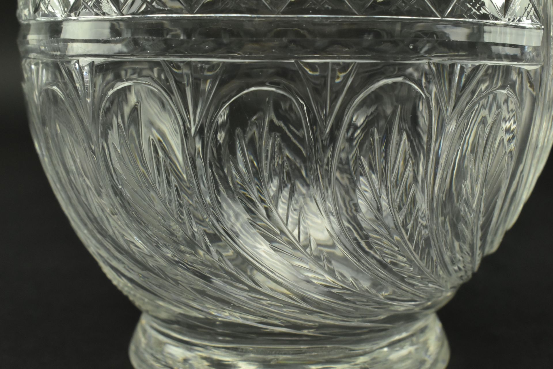 EARLY 19TH CENTURY GLASS WATER JUG, FEATHERED DESIGN - Bild 8 aus 9