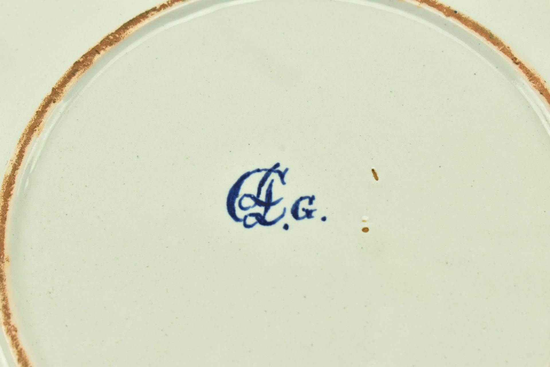 18TH CENTURY CONTINENTAL DELFT POLYCHROME TIN GLAZED PLATE - Image 7 of 7