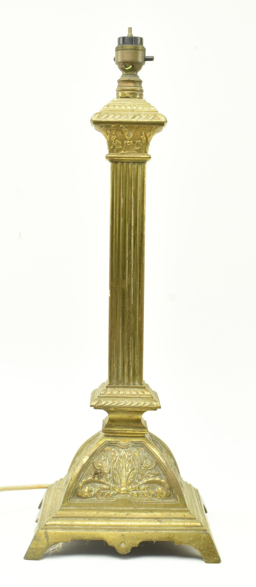 20TH CENTURY REEDED COLUMN BRASS TABLE LAMP