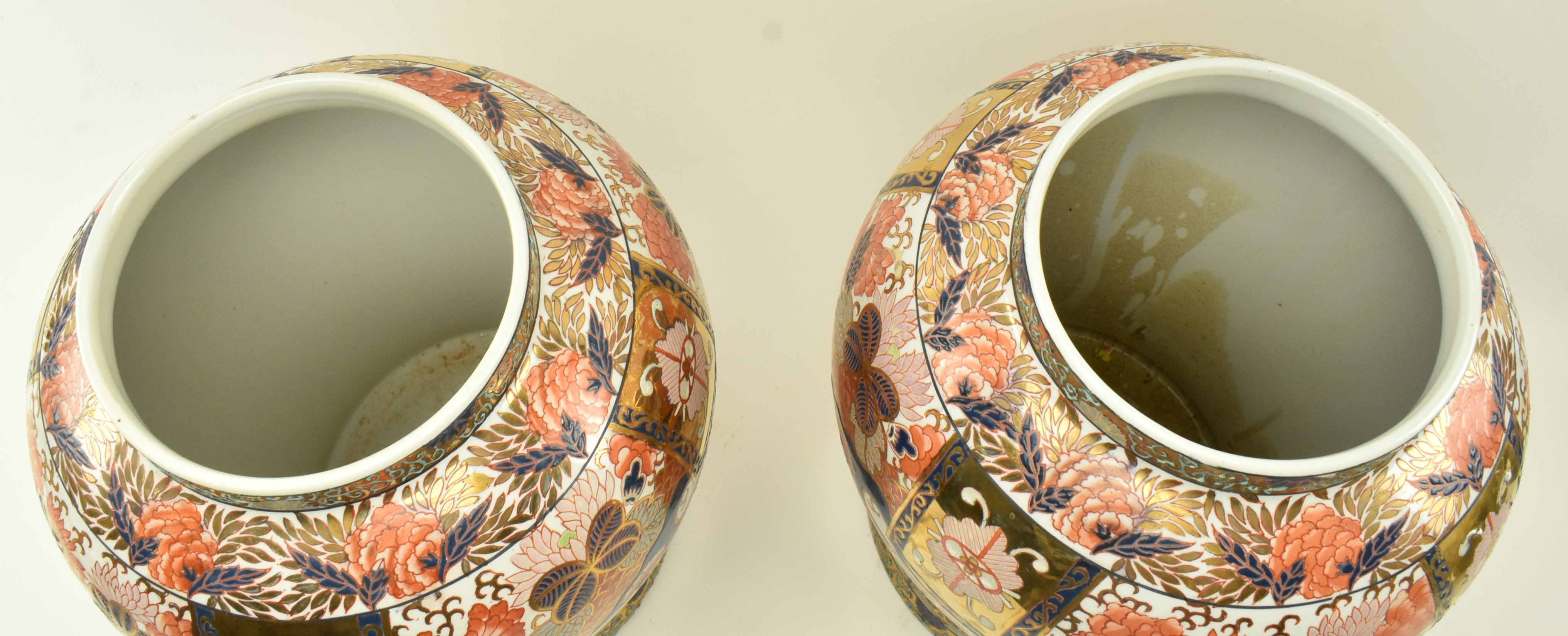 PAIR OF ROYAL CROWN DERBY STYLE LIDDED BALUSTER VASES - Image 4 of 6