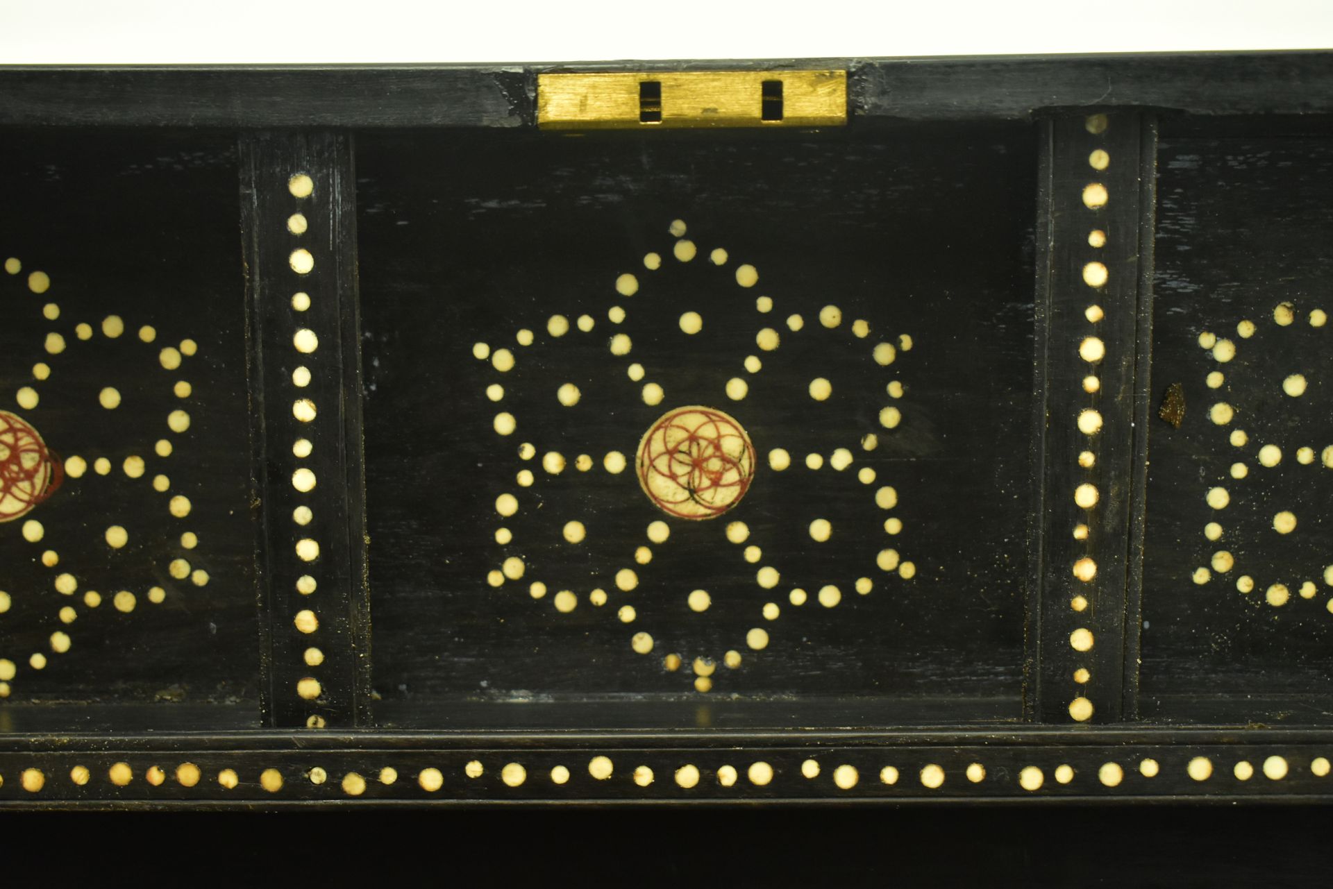 19TH CENTURY ANGLO-INDIAN EBONISED WOOD WRITING SLOPE - Bild 2 aus 7