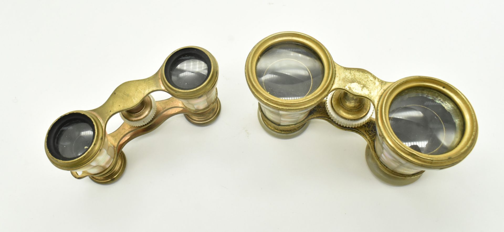 TWO PAIRS OF FRENCH MOTHER OF PEARL OPERA GLASSES - Bild 2 aus 7