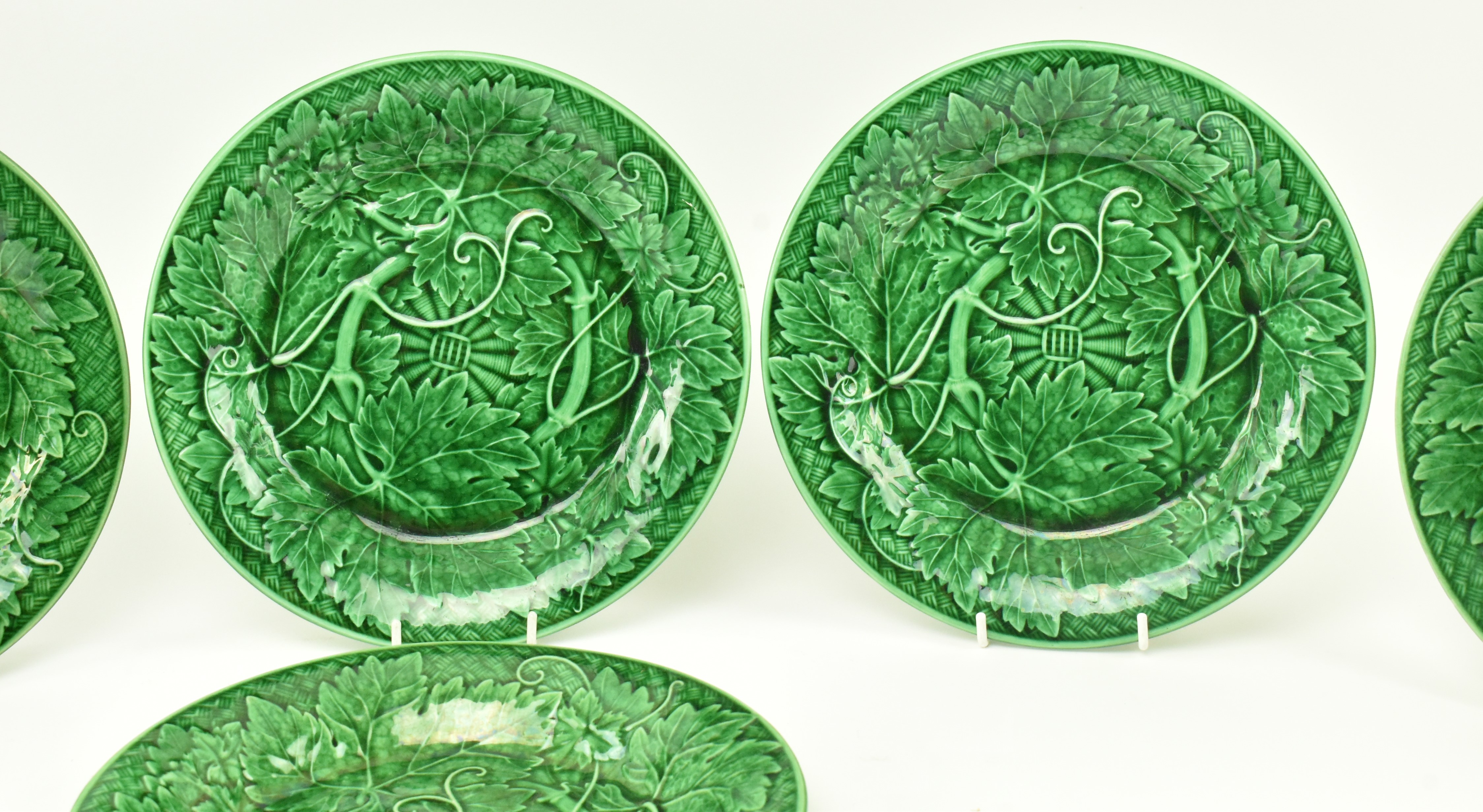 SIX WEDGWOOD GRAPE AND VINE GREEN MAJOLICA PLATES - Image 3 of 8