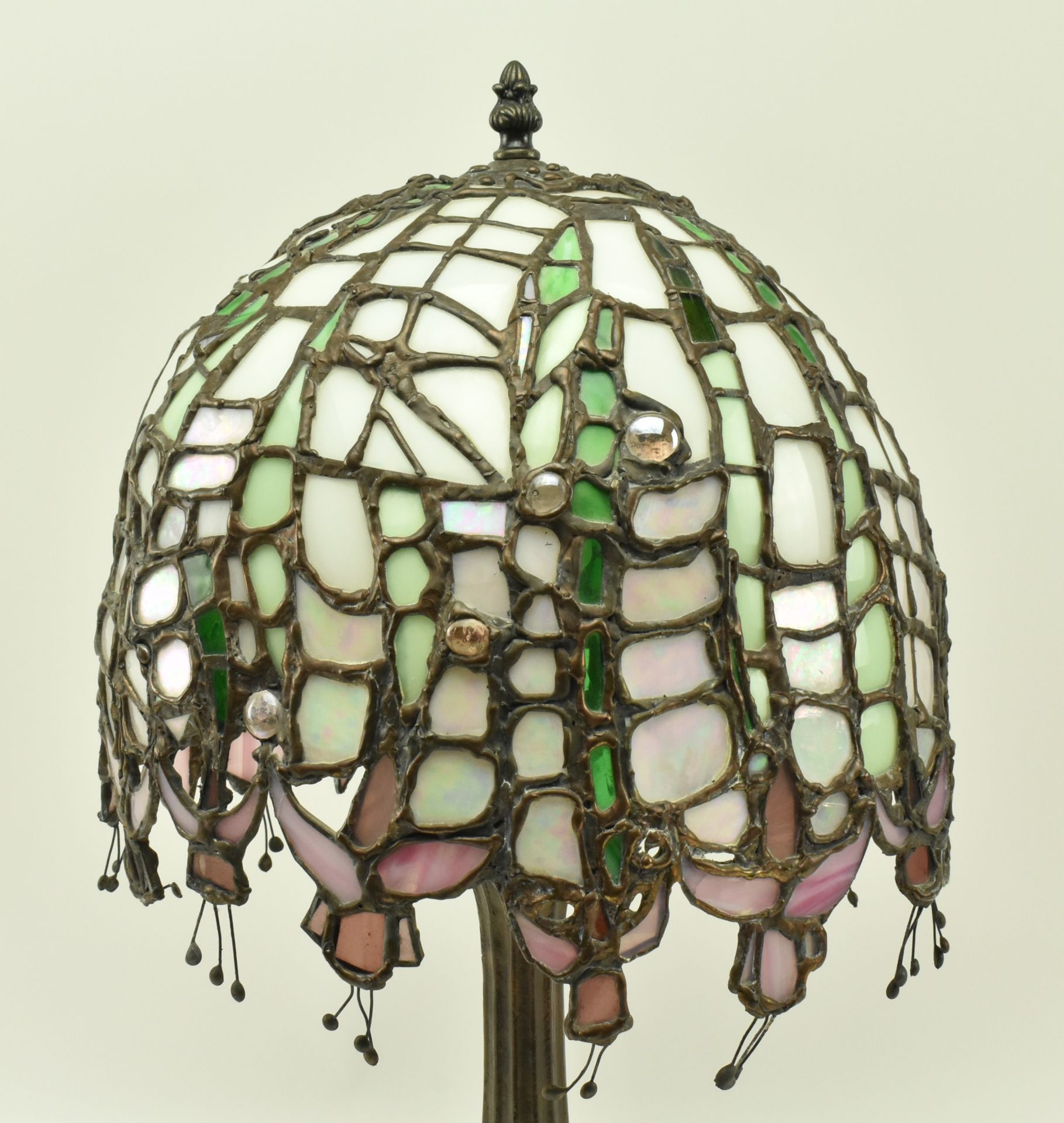 JOHN LEATHWOOD - STAINED LEADED GLASS TIFFANY STYLE DESK LAMP - Image 3 of 8