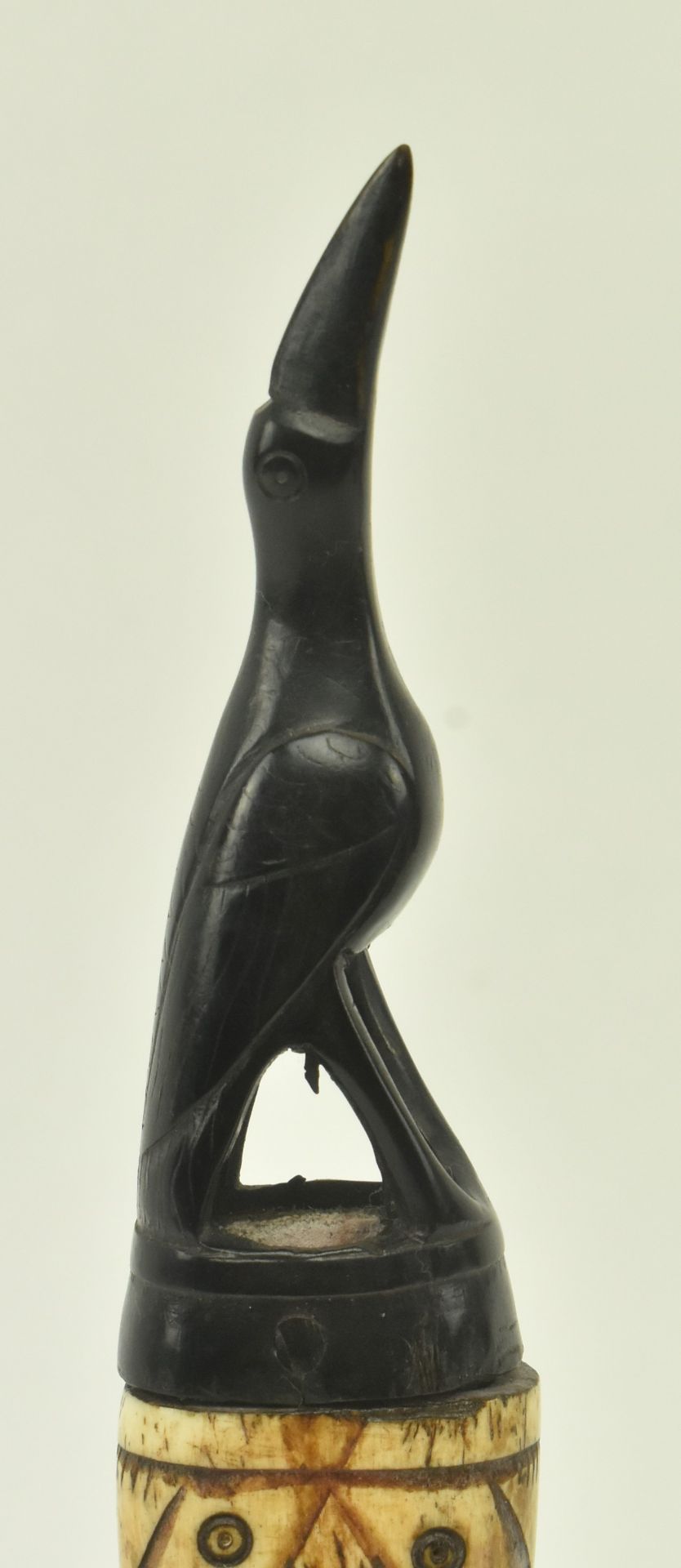19TH CENTURY TRIBAL BONE AND EBONY POWDER HORN WITH BIRD - Bild 3 aus 7
