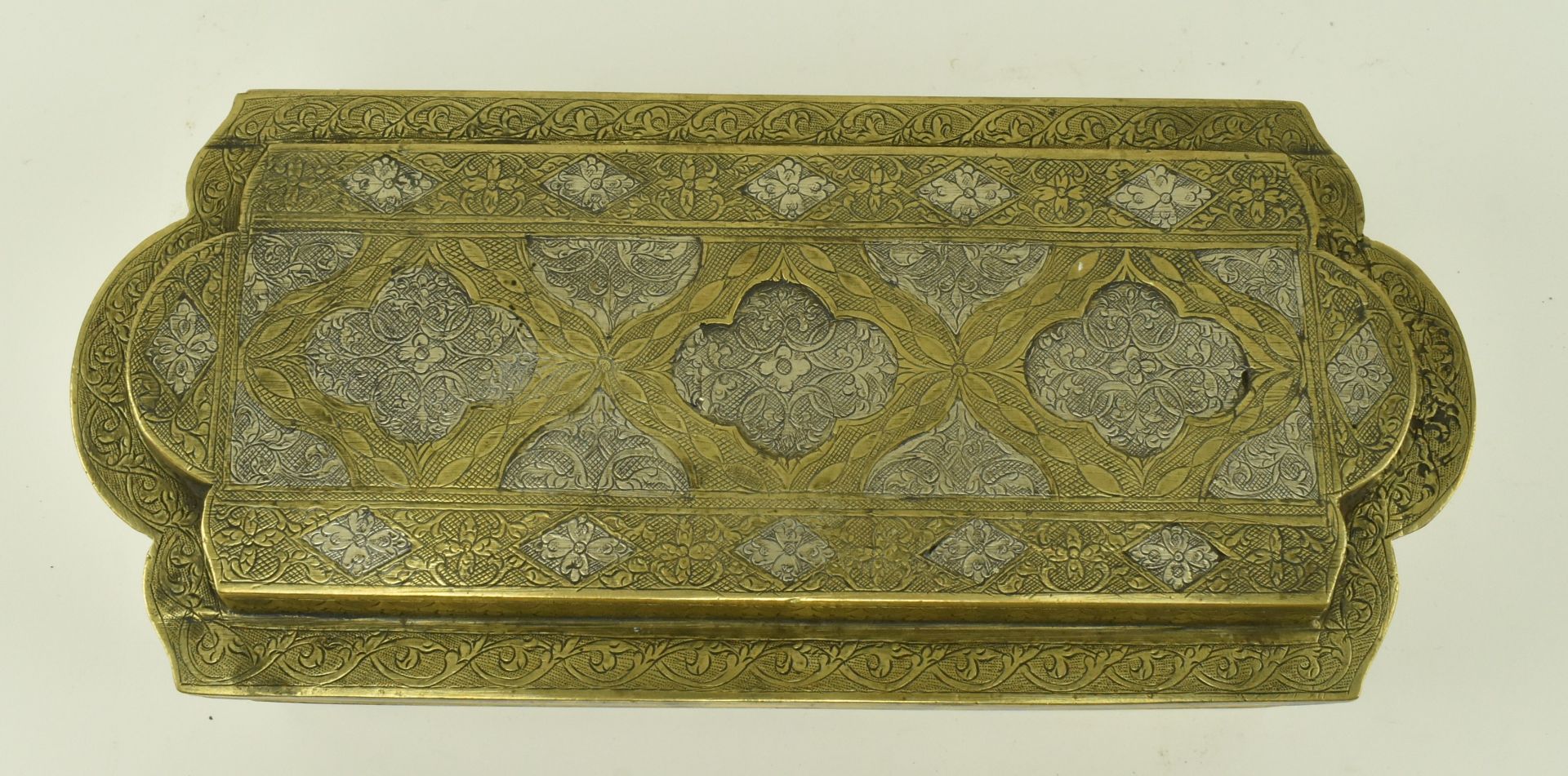 EARLY 20TH CENTURY ISLAMIC BRONZE BETEL BOX WITH SILVER INLAY - Bild 3 aus 6