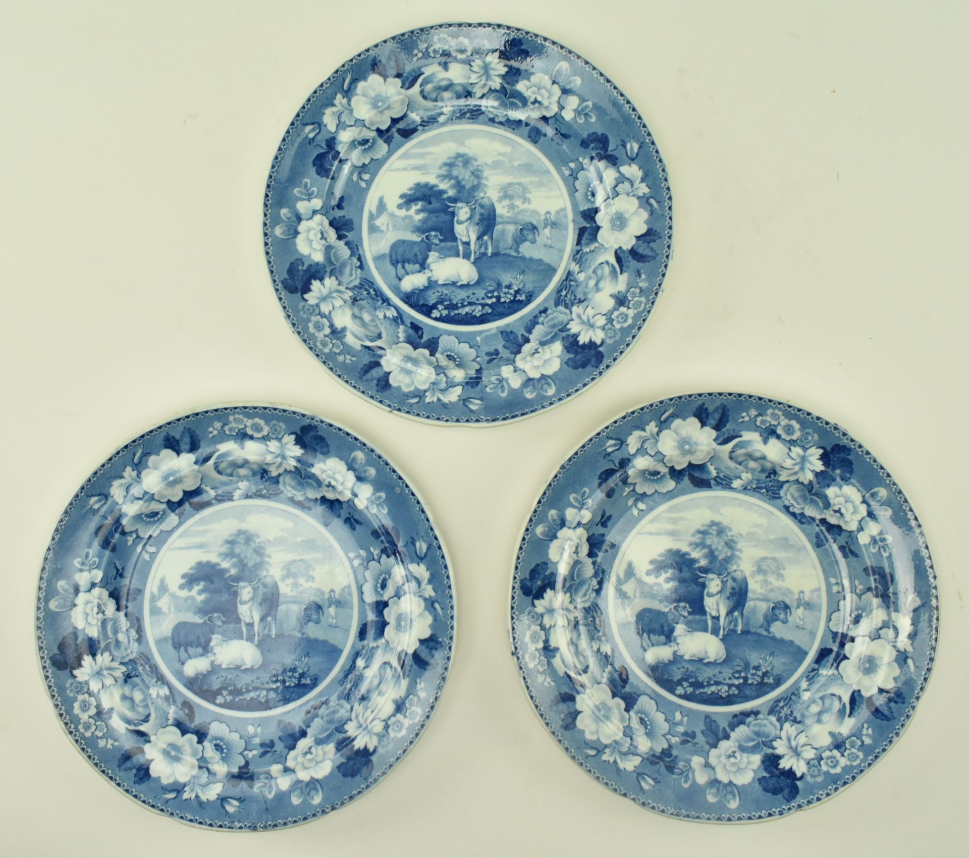 THREE CIRCA 1820S PEARLWARE DOMESTIC CATTLE PLATES - Bild 4 aus 6