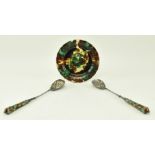 WEDGWOOD MAJOLICA MOTTLED PLATE AND SALAD SERVING SPOONS