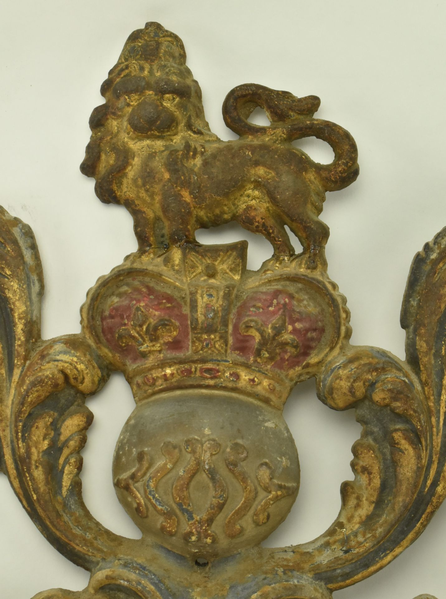 LARGE VICTORIAN COLD PAINTED CAST IRON ROYAL ARMORIAL CREST - Image 2 of 7