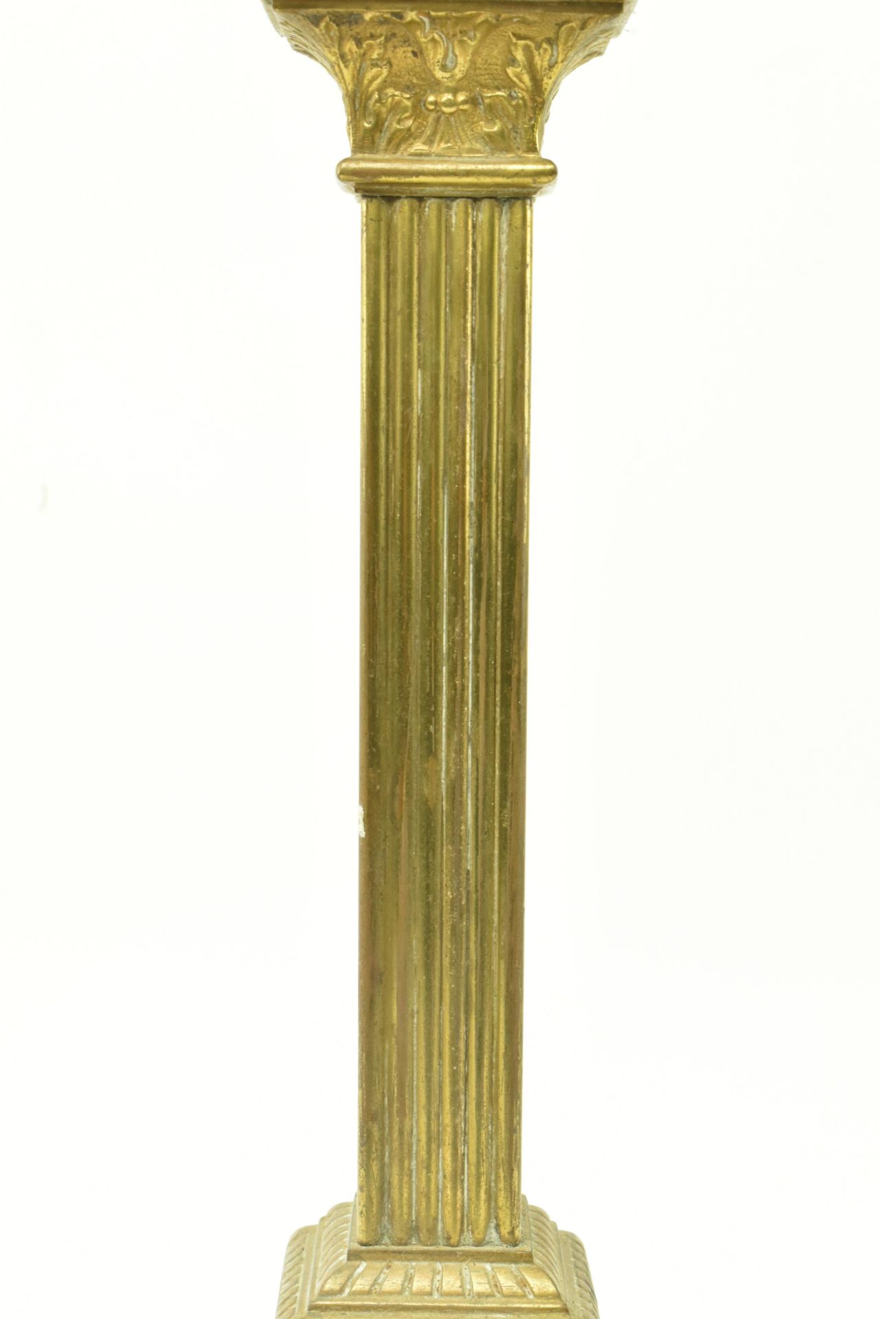 20TH CENTURY REEDED COLUMN BRASS TABLE LAMP - Bild 3 aus 5