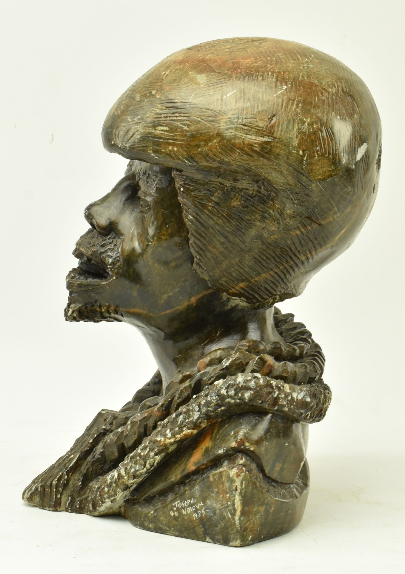 JOSEPH NDLOVU (B. 1953) - 20TH CENTURY 1985 SOAPSTONE BUST - Bild 4 aus 6