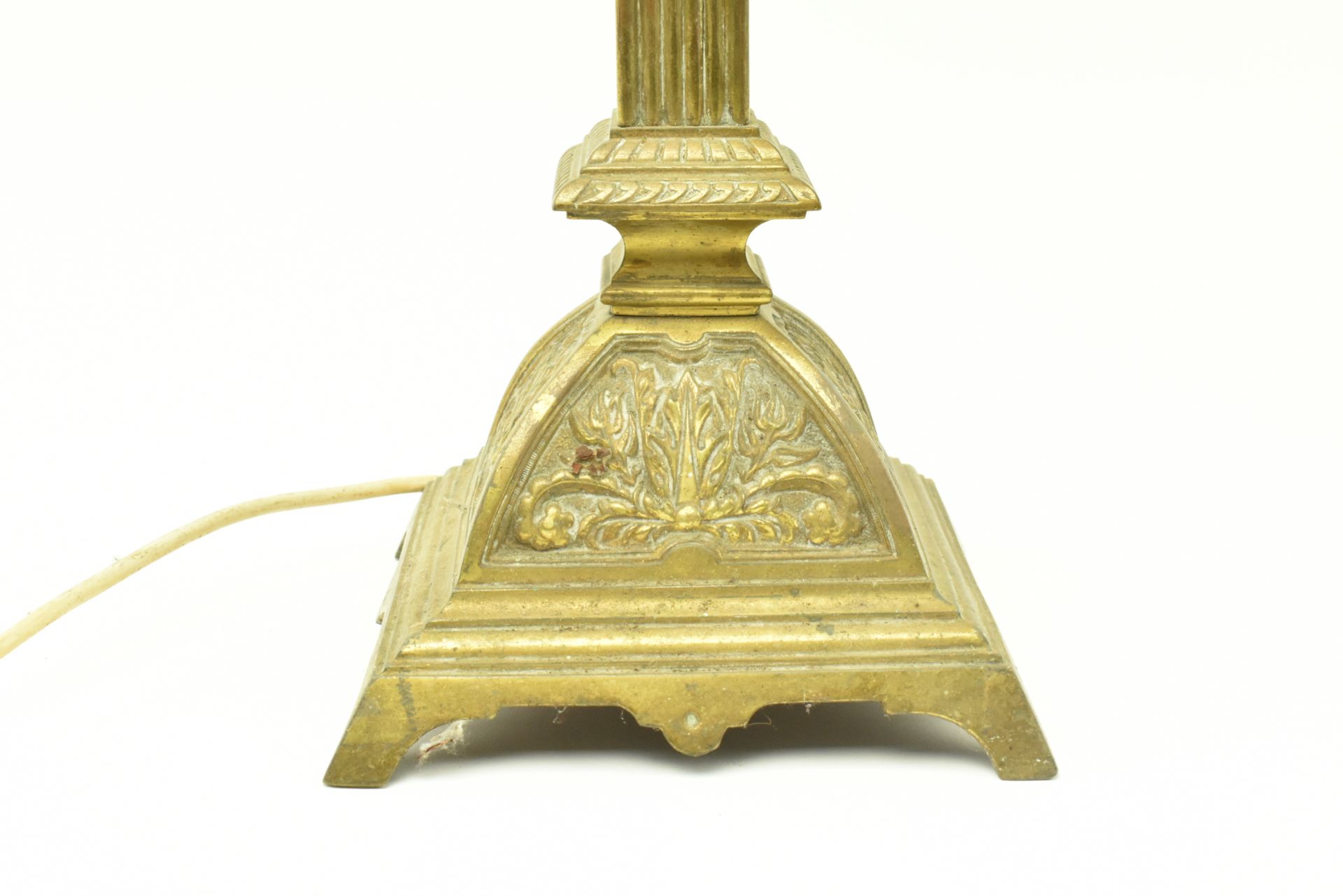 20TH CENTURY REEDED COLUMN BRASS TABLE LAMP - Bild 4 aus 5