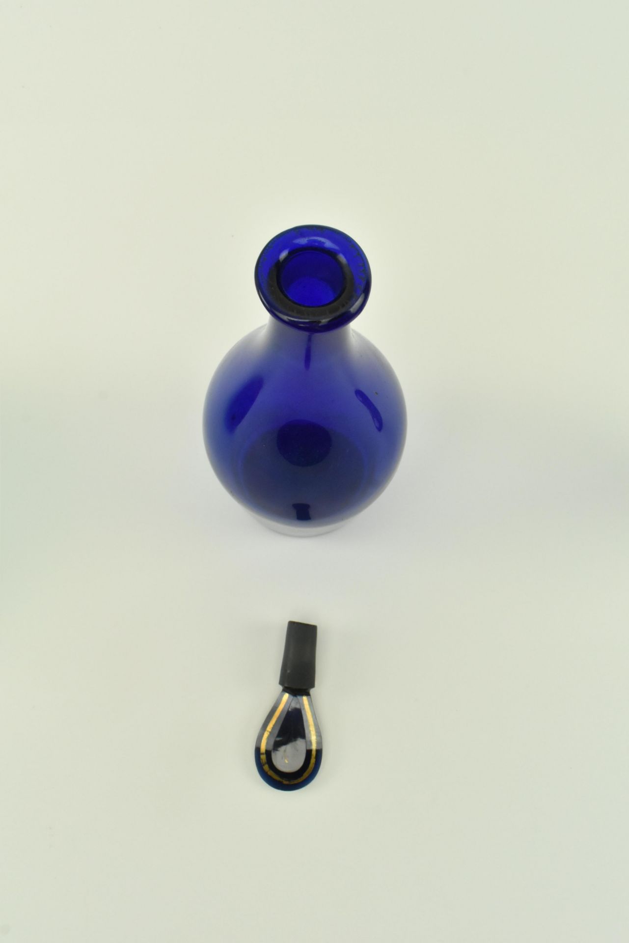EARLY 19TH CENTURY COLLECTION OF COLOURED GLASS PIECES - Image 3 of 7