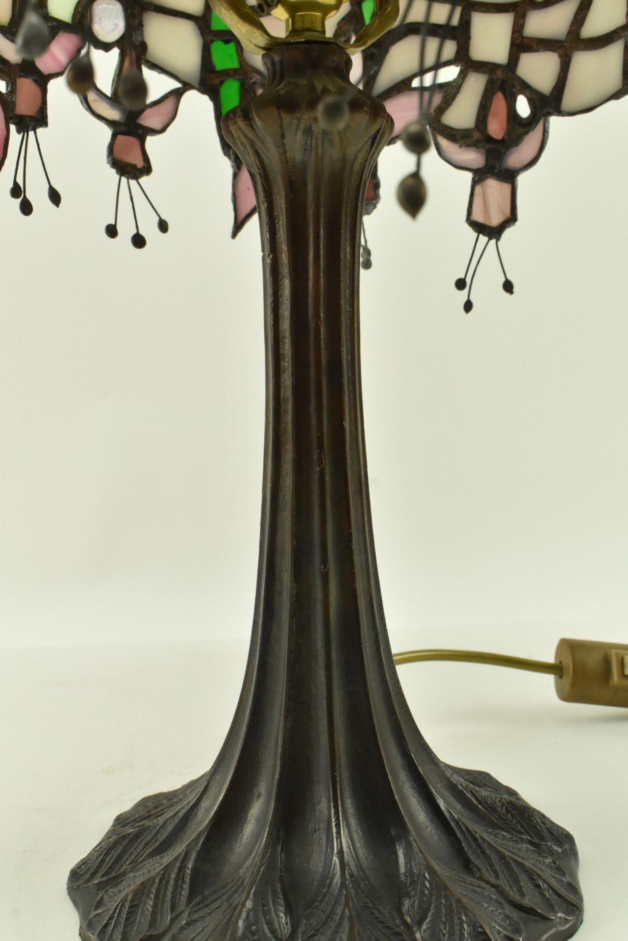 JOHN LEATHWOOD - STAINED LEADED GLASS TIFFANY STYLE DESK LAMP - Image 5 of 8