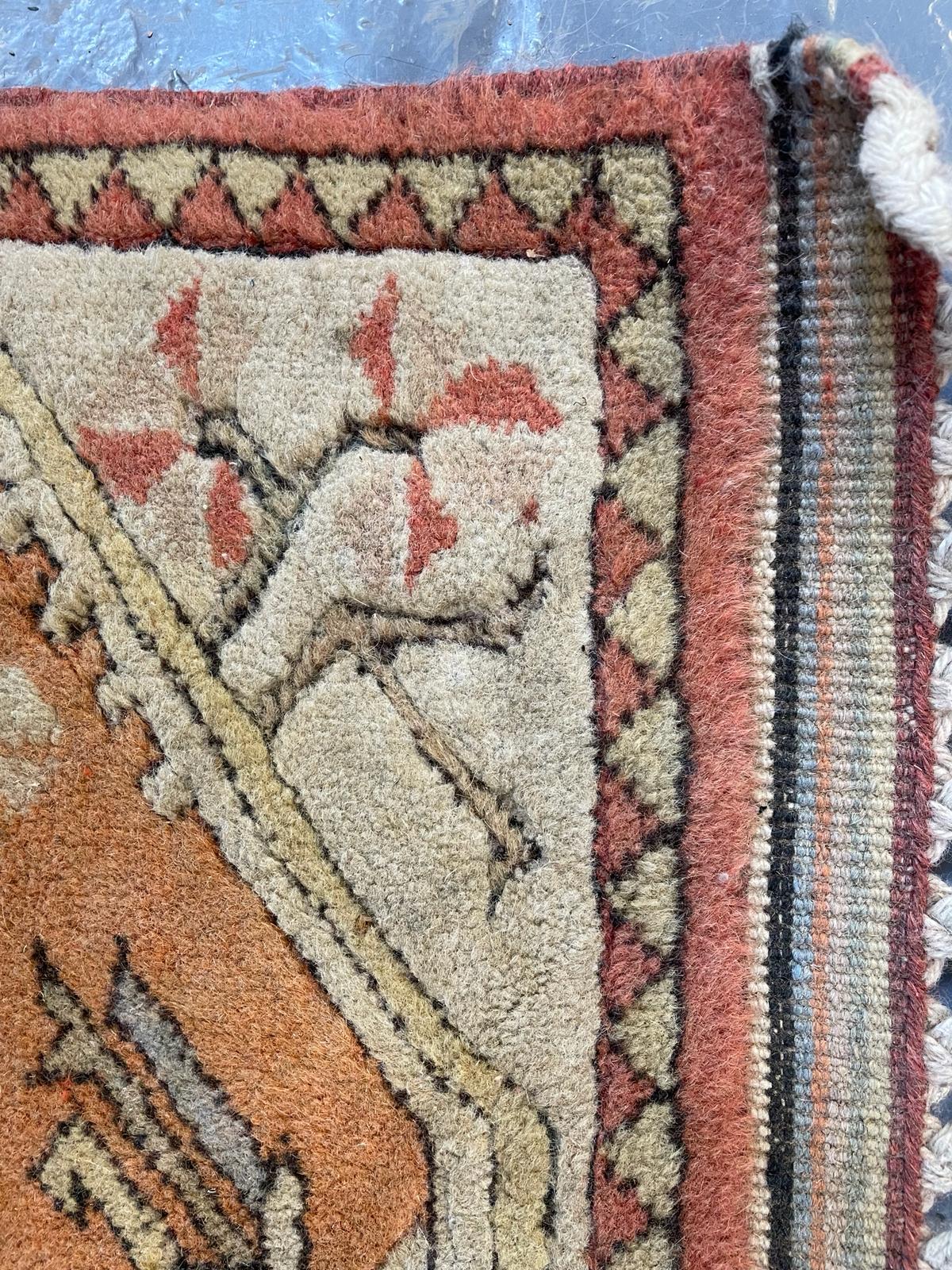 20TH CENTURY TURKISH MILAS MACHINE WOVEN WOOLEN RUG - Image 4 of 7