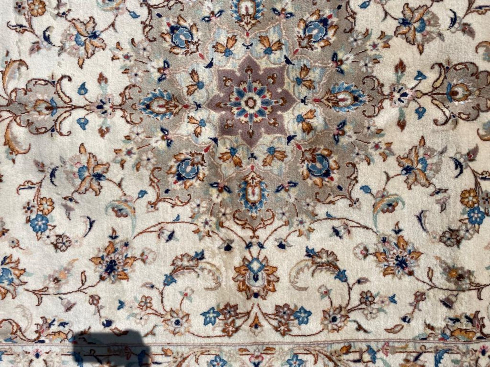 EARLY 20TH CENTURY NORTH EAST PERSIAN MESHED CARPET RUG - Image 2 of 5