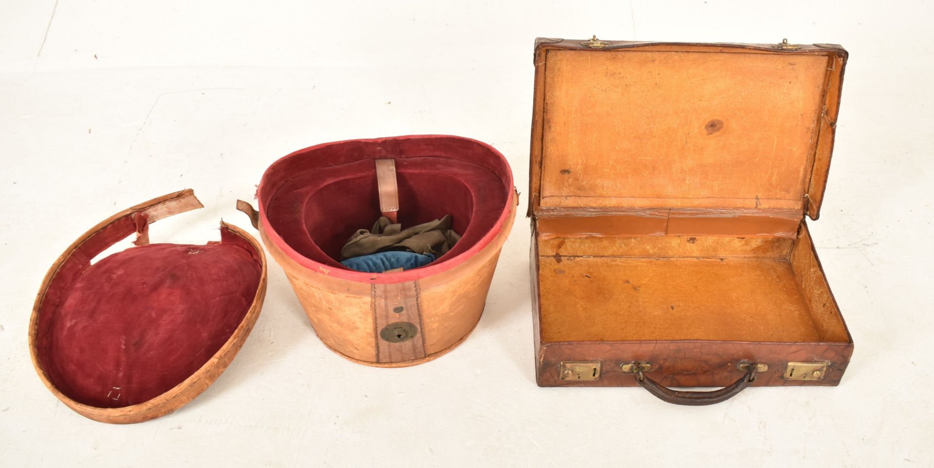 SELECTION OF VINTAGE 20TH CENTURY TRAVEL SUITCASES - Image 4 of 5