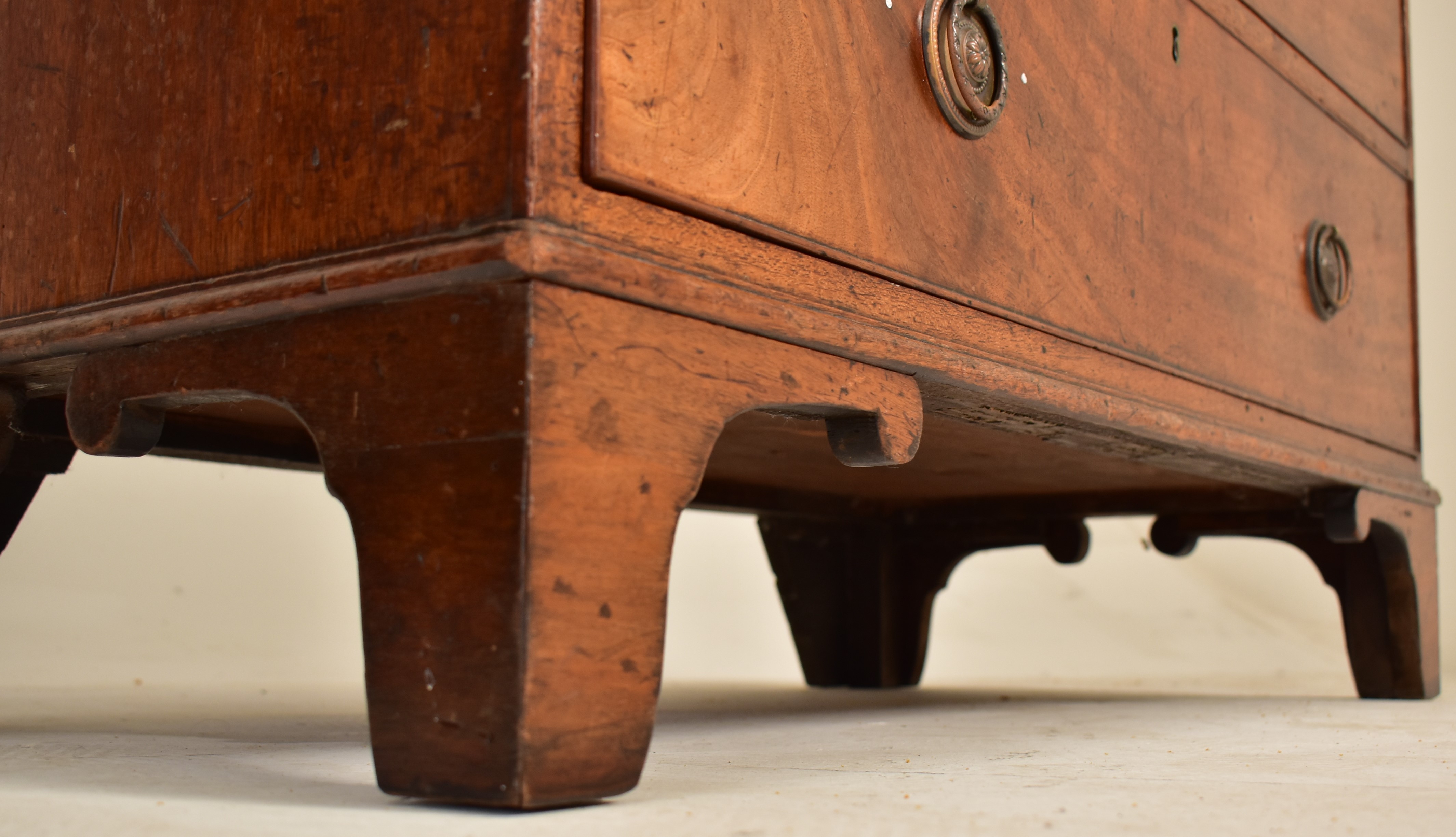 GEORGE III 18TH CENTURY MAHOGANY CHEST OF DRAWERS - Image 4 of 6