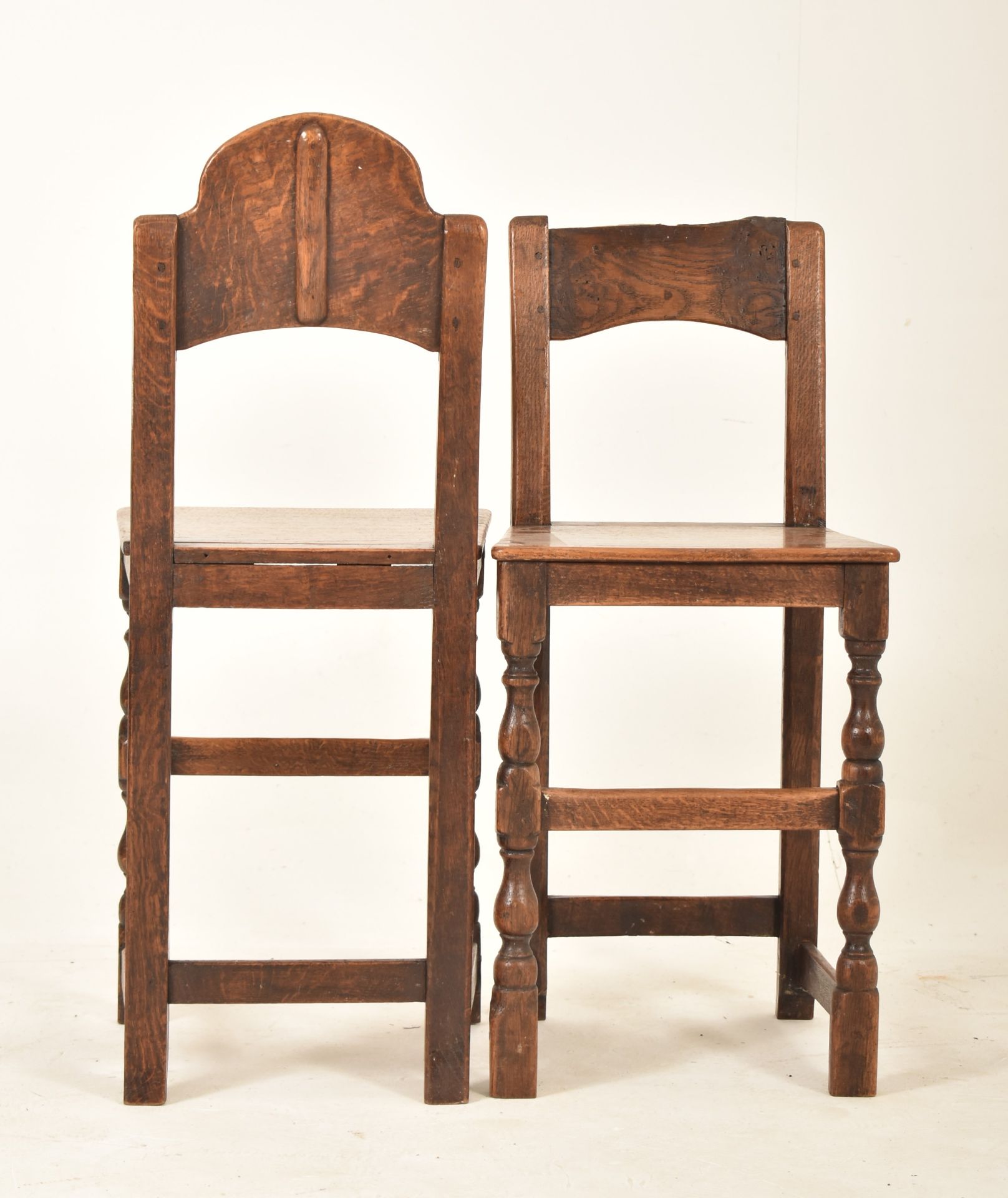 PAIR OF 19TH CENTURY OAK AND ELM CORRECTIONAL CHAIR - Bild 4 aus 6