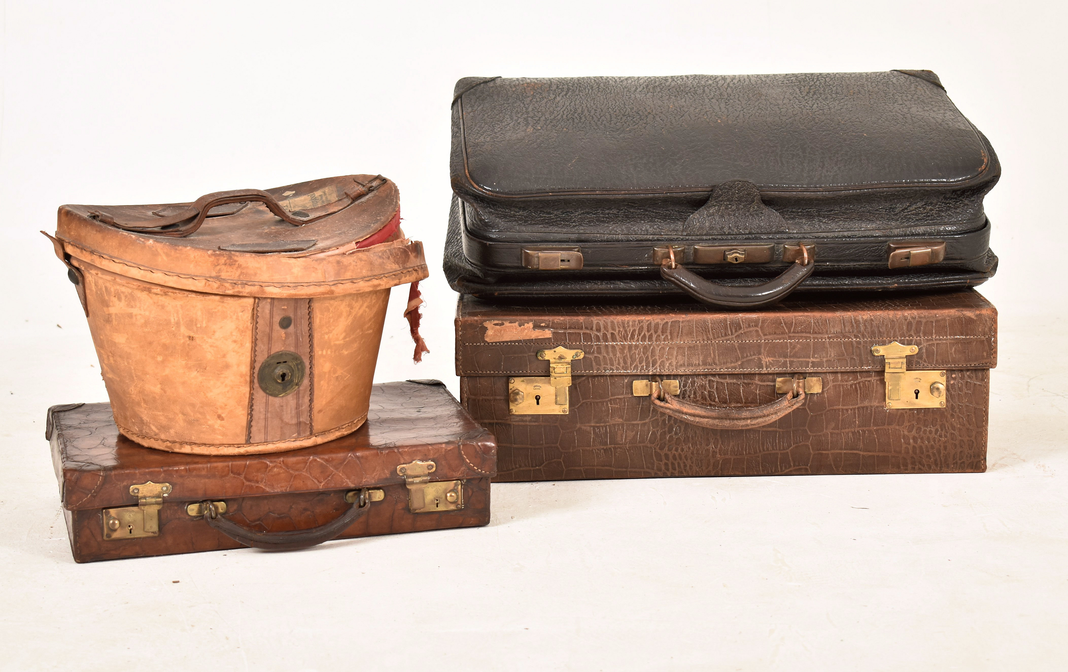 SELECTION OF VINTAGE 20TH CENTURY TRAVEL SUITCASES