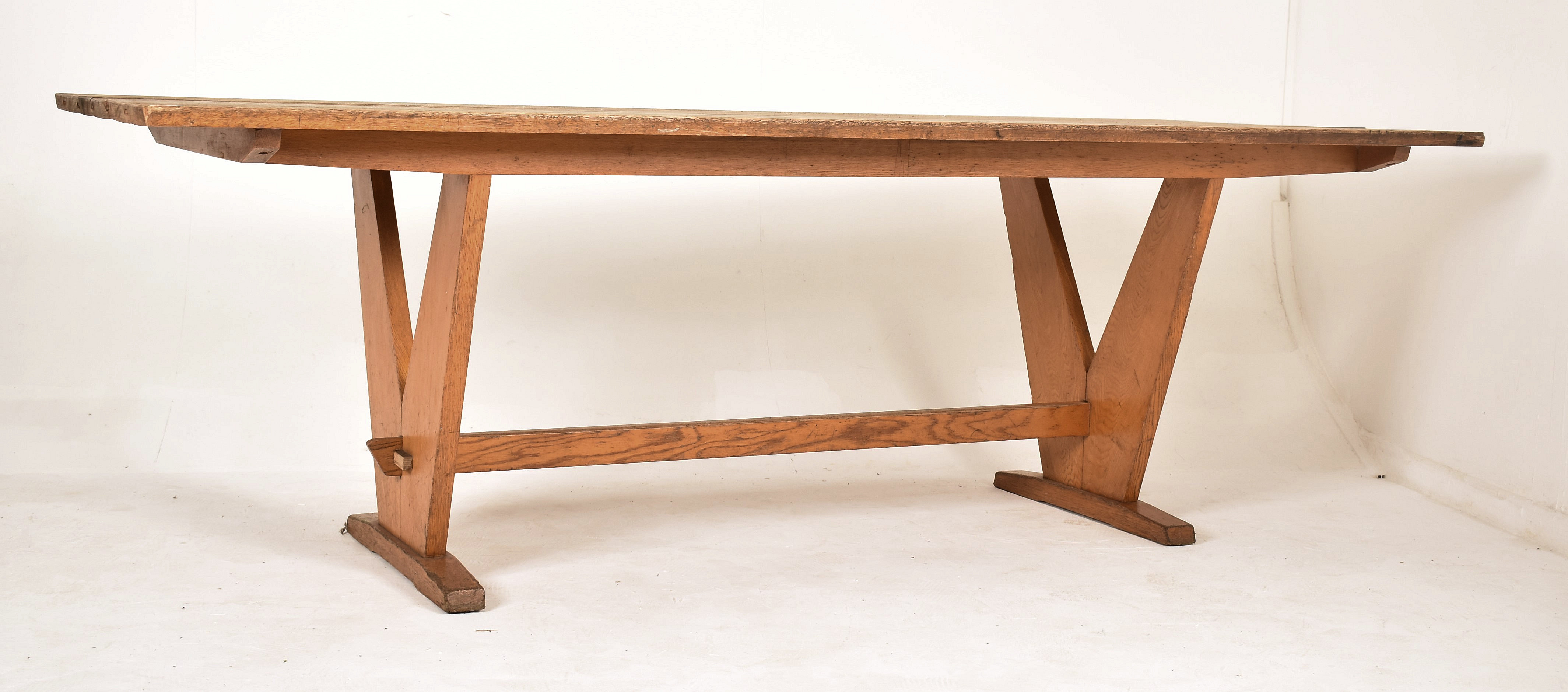 LARGE 20TH CENTURY ELM AND OAK REFECTORY DINING TABLE - Image 5 of 5