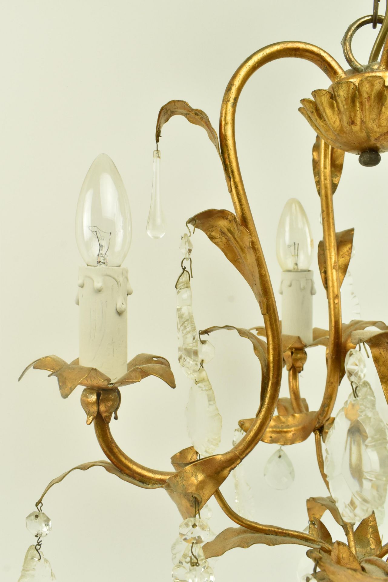 20TH CENTURY GILT METAL FOUR BRANCH TOLEWARE CHANDELIER - Bild 5 aus 5