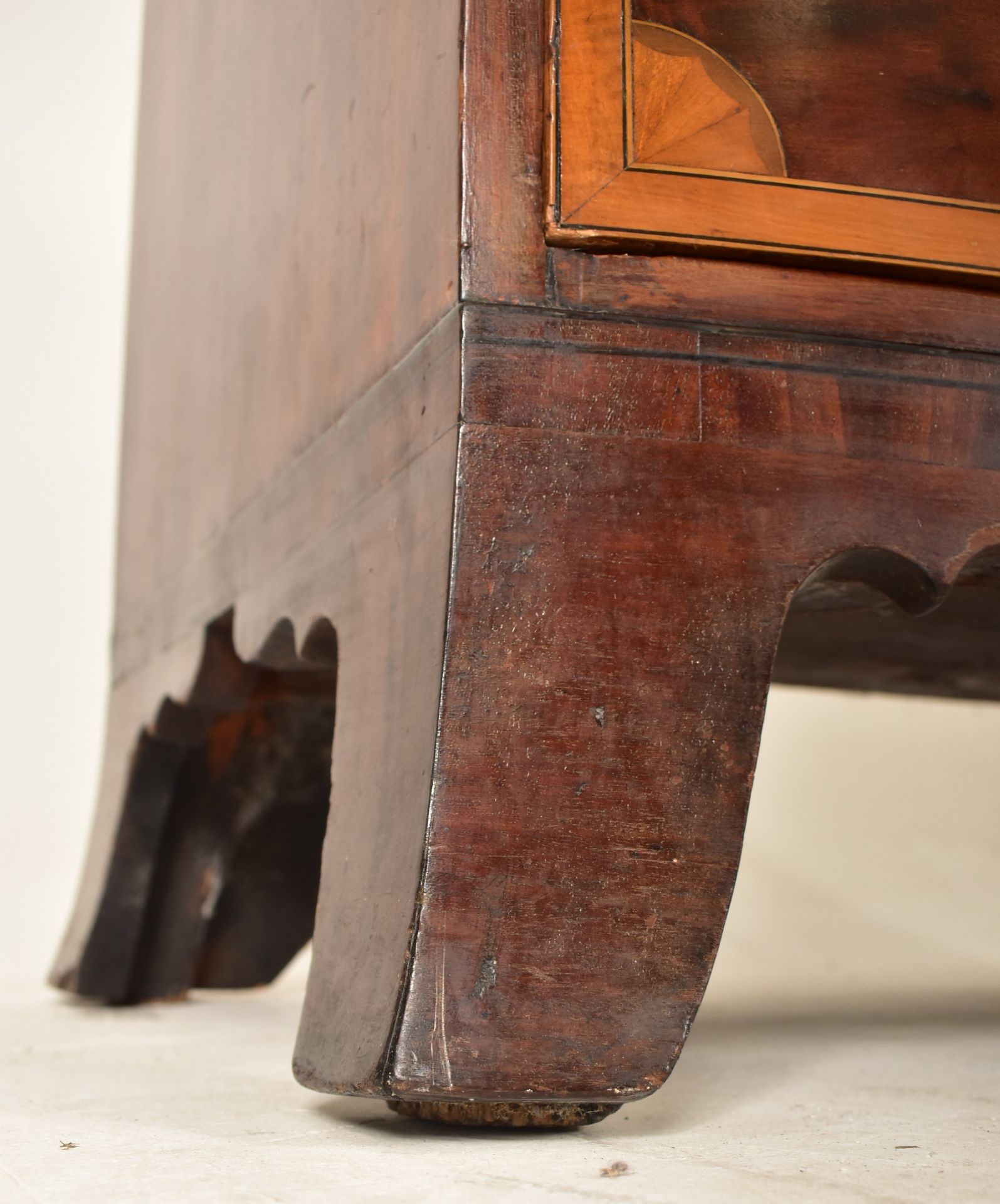 18TH CENTURY MAHOGANY BOW FRONT INLAID CHEST OF DRAWERS - Image 4 of 6