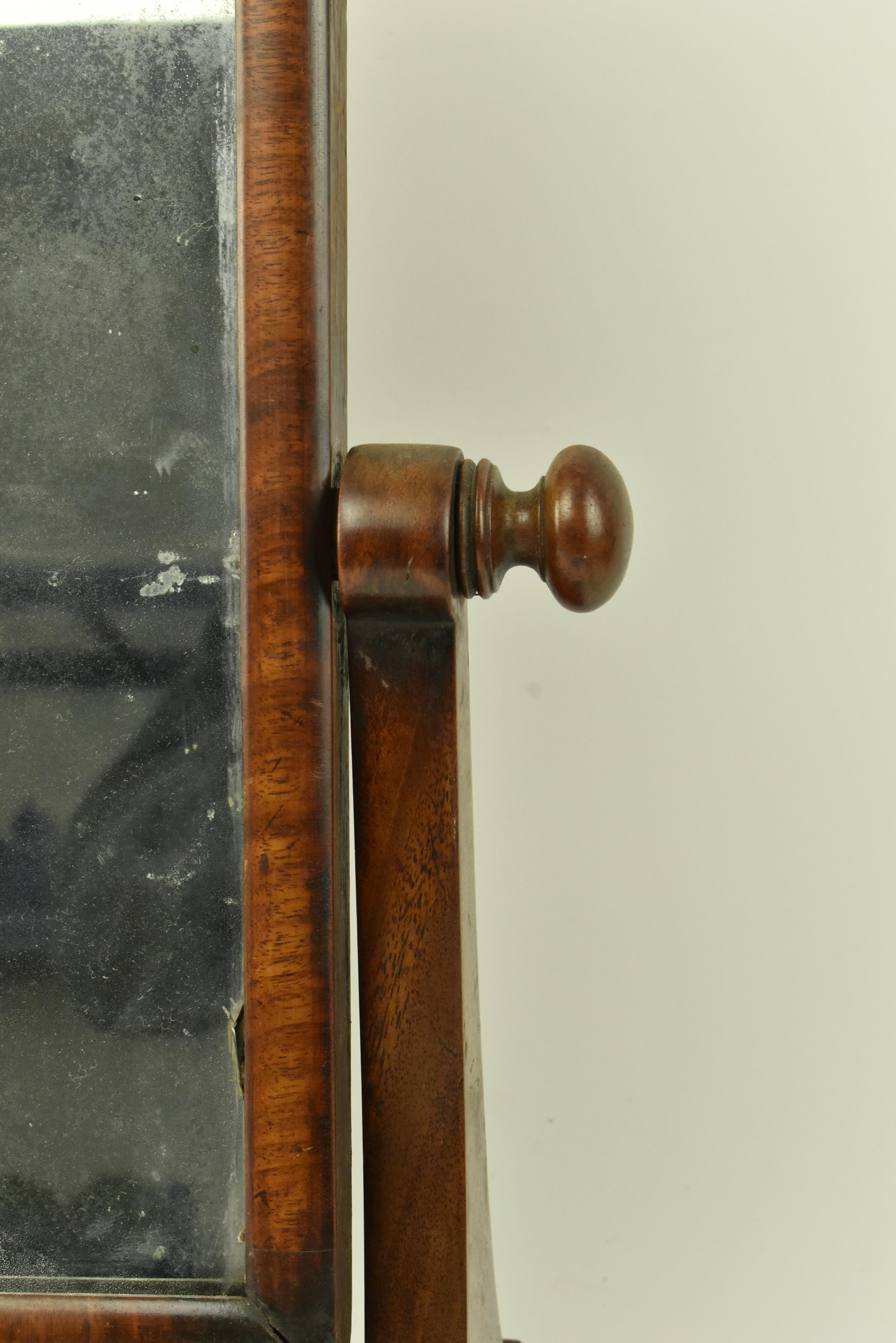 GEORGE III MAHOGANY TOILET SWING MIRROR - ATTRIBUTED TO GILLOWS - Image 3 of 5