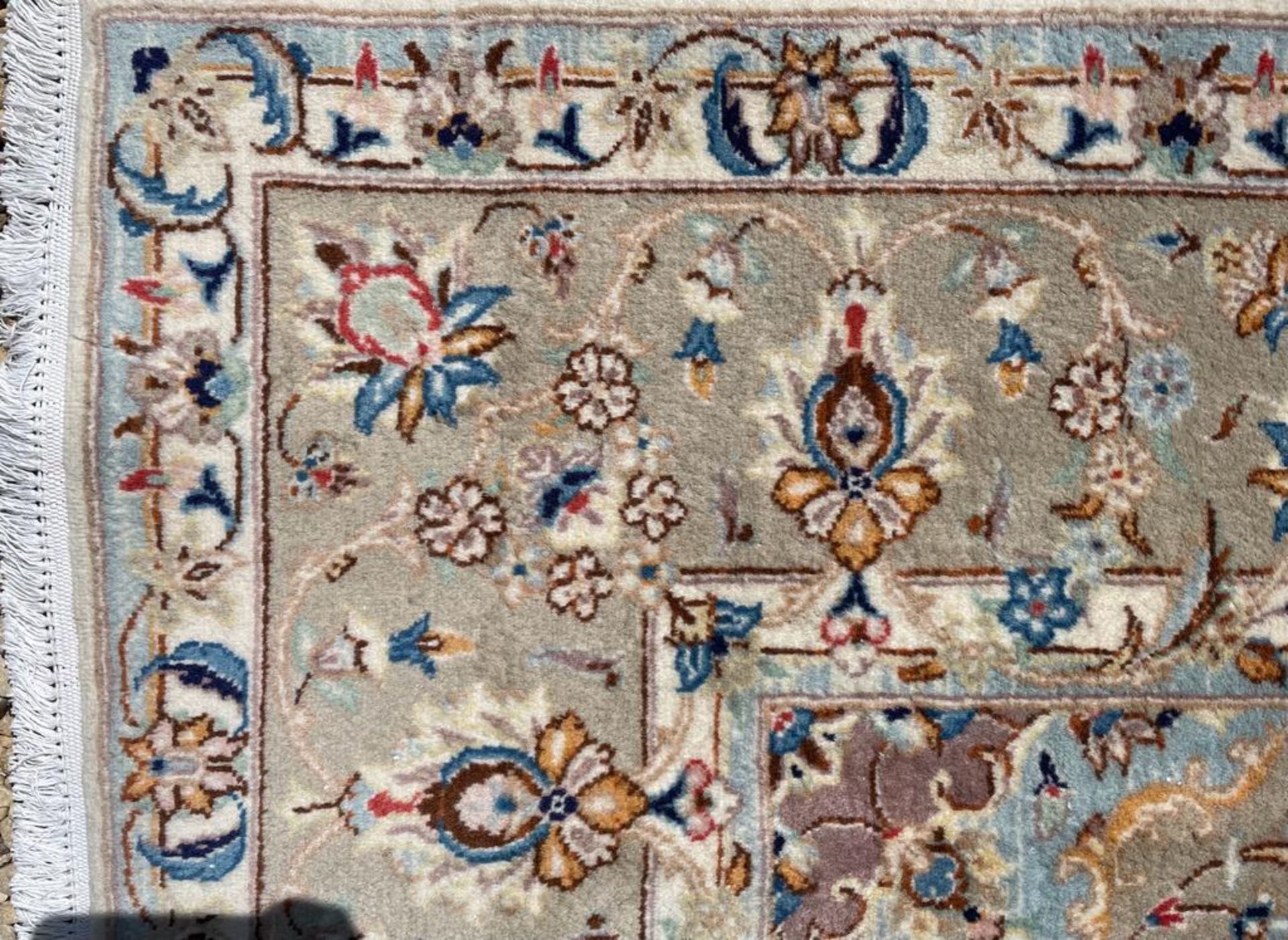 EARLY 20TH CENTURY NORTH EAST PERSIAN MESHED CARPET RUG - Image 3 of 5