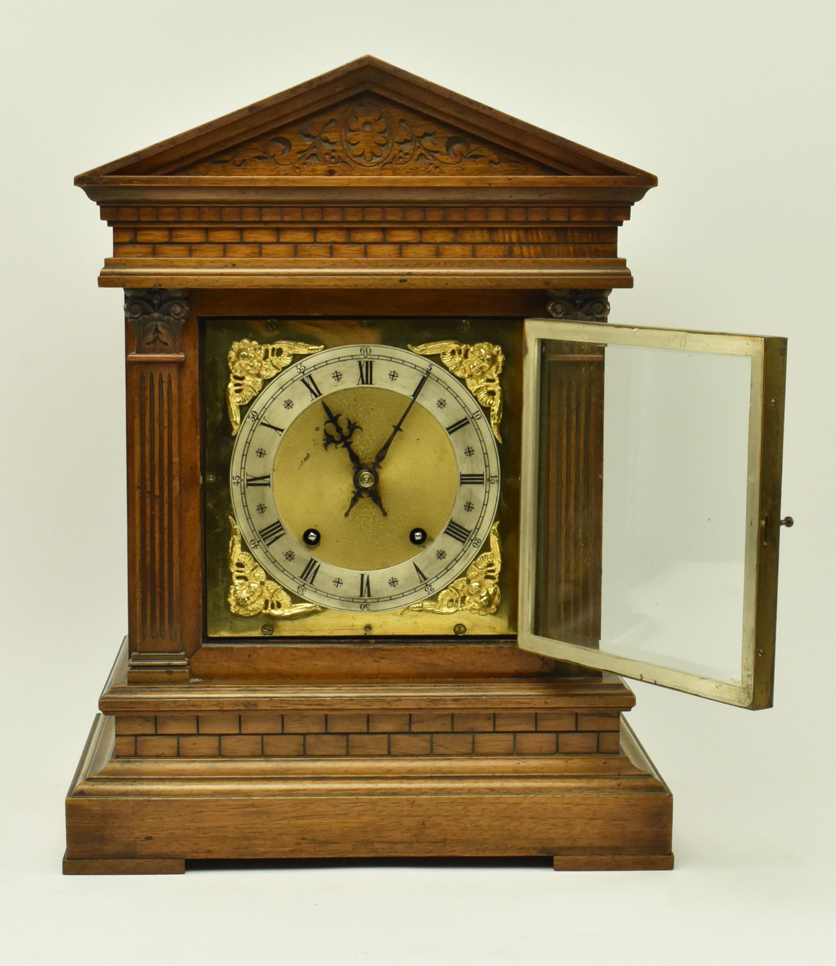 GERMAN EIGHT DAY OAK CASED CARVED MANTEL CLOCK - Image 4 of 10