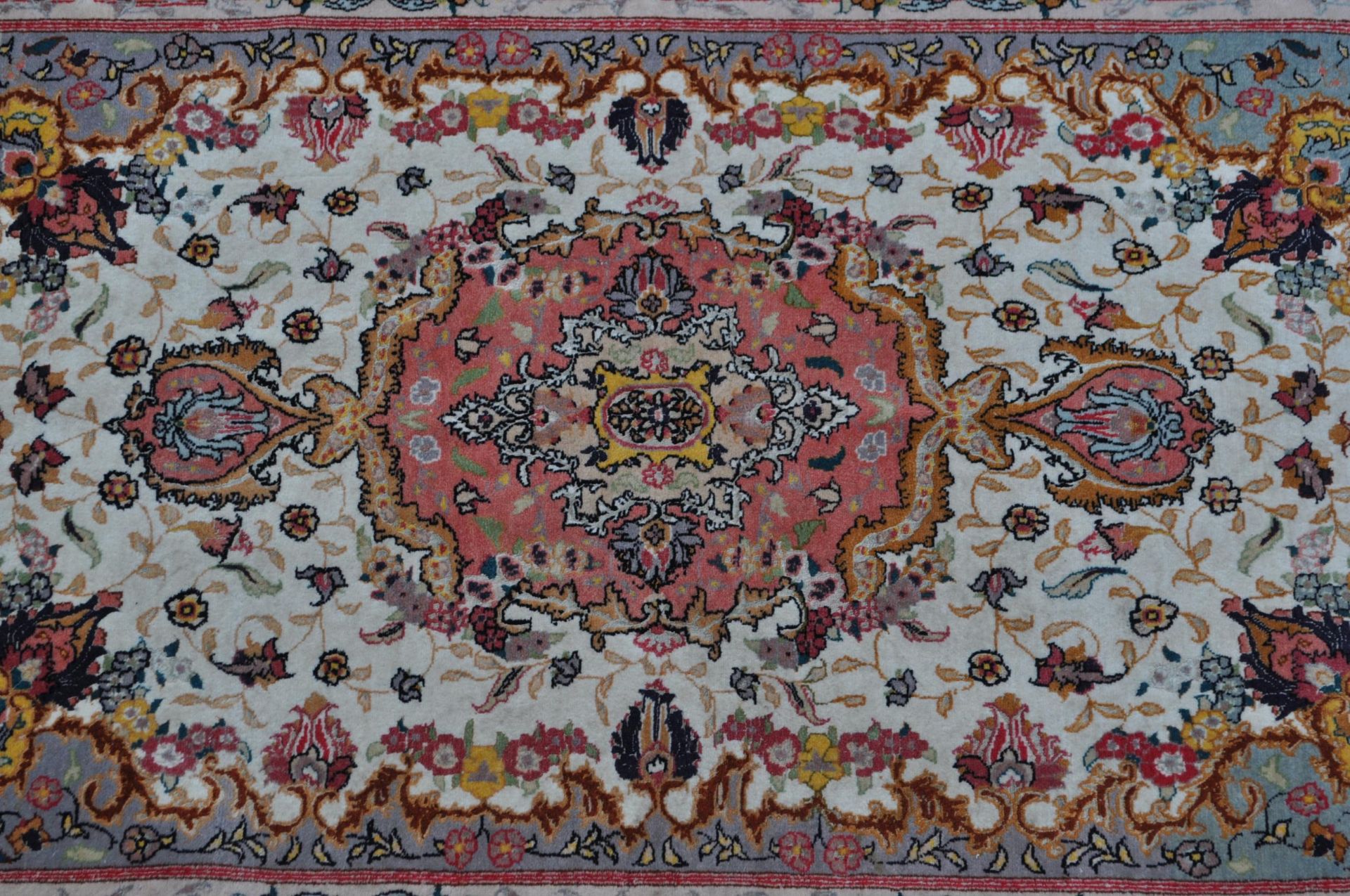 20TH CENTURY WOOL & SILK IRANIAN TABRIZ CARPET FLOOR RUG - Image 2 of 5