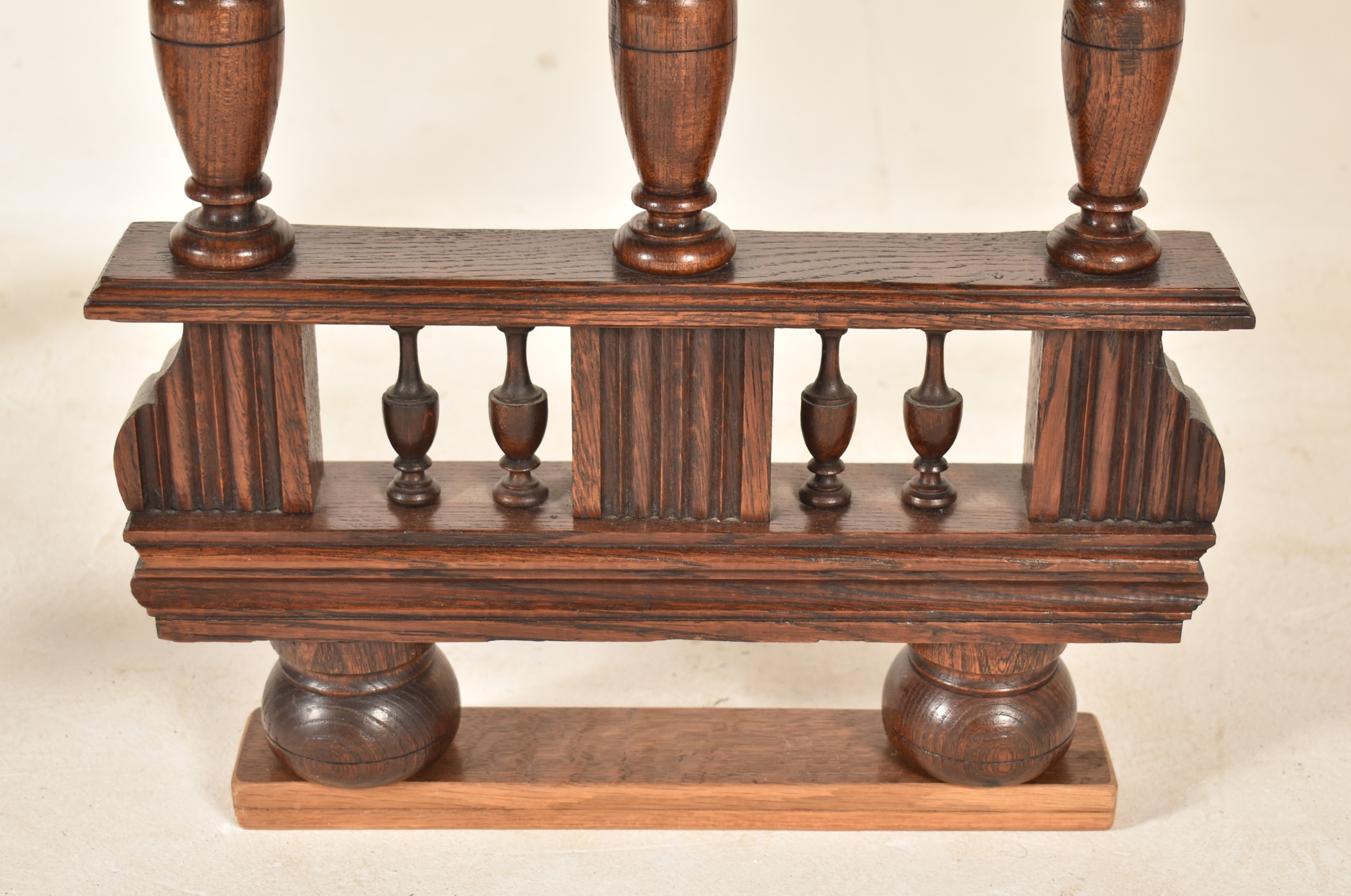 LATE 19TH CENTURY FRENCH OAK DRAW-LEAF DINING TABLE - Image 5 of 5