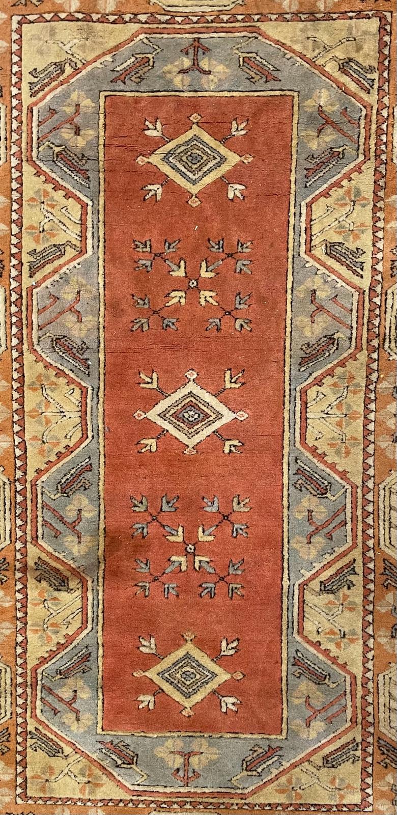 20TH CENTURY TURKISH MILAS MACHINE WOVEN WOOLEN RUG - Image 2 of 7