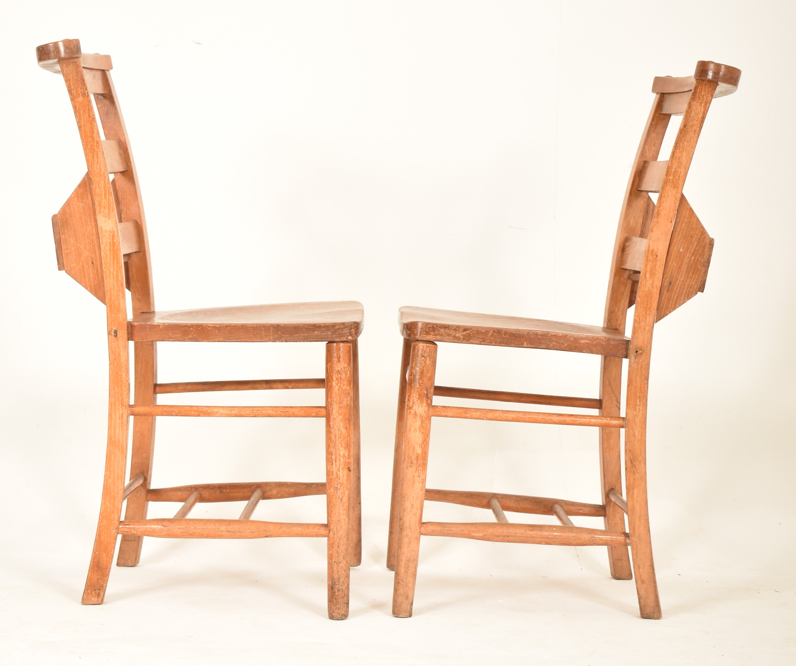 TWELVE VICTORIAN BEECH & ELM CHAPEL STYLE CHAIRS - Bild 4 aus 5