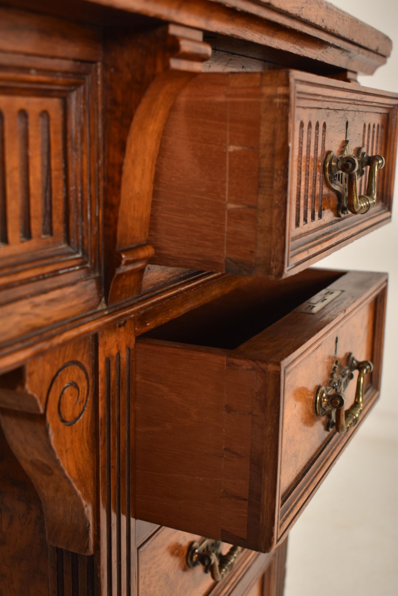 19TH CENTURY VICTORIAN MAPLE & CO WALNUT DICKENS DESK - Image 3 of 7