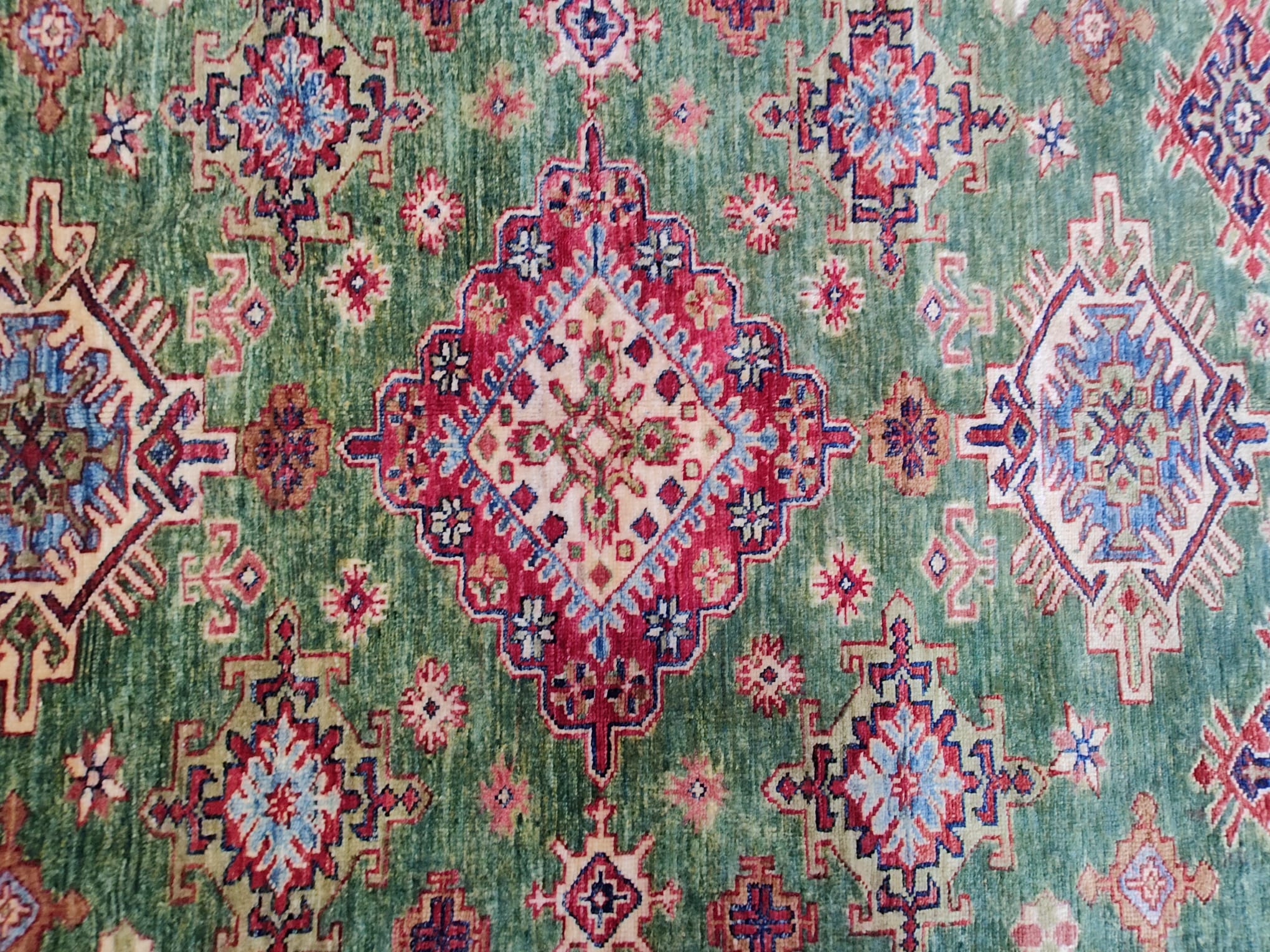 20TH CENTURY RED AND GREEN KAZAK WOOL RUG - Image 2 of 5