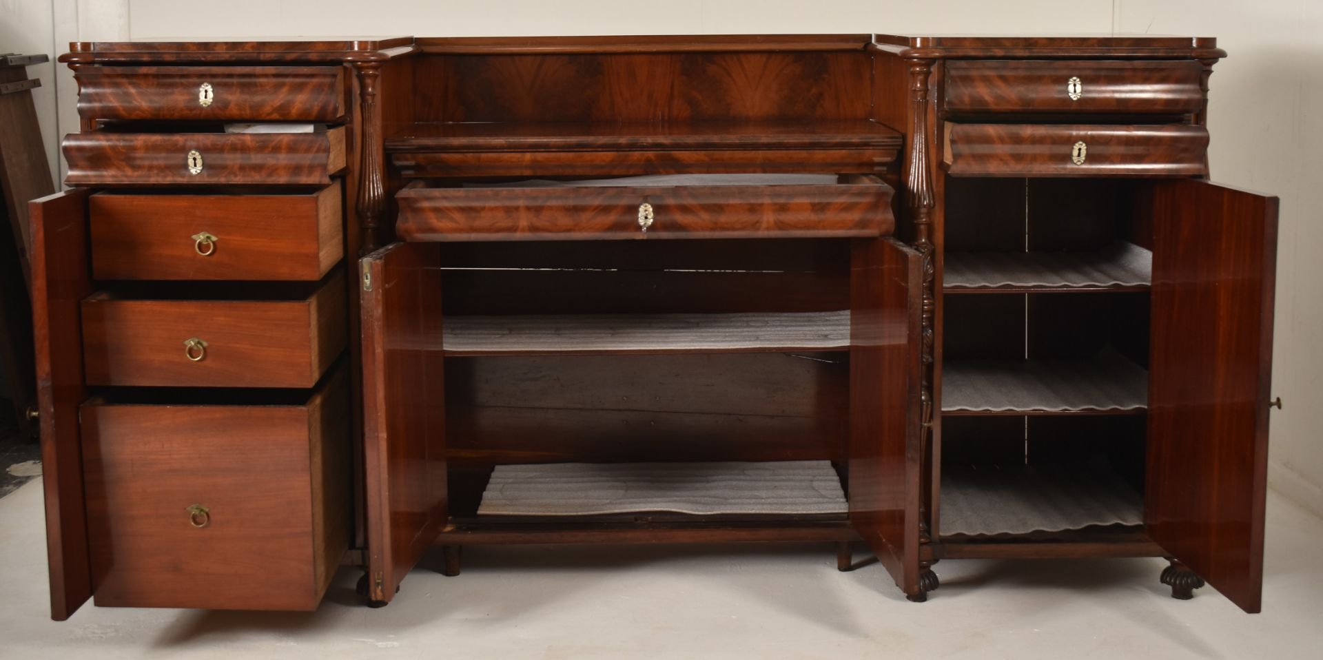 19TH CENTURY VICTORIAN INVERTED BREAKFRONT SIDEBOARD - Image 6 of 12