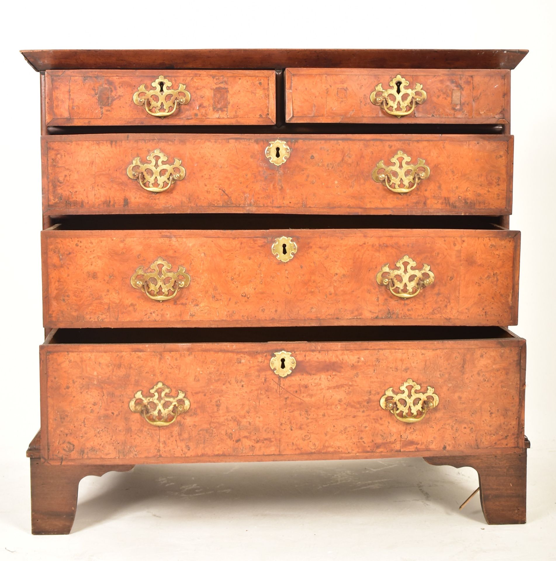 QUEEN ANNE BURR WALNUT & MAHOGANY CHEST OF DRAWERS - Image 3 of 6
