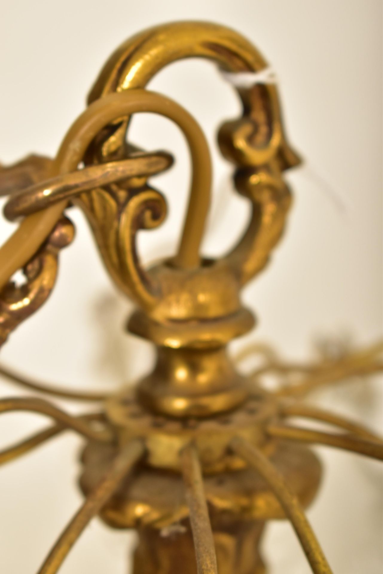 CONTINENTAL INSPIRED 1920S STYLE GILT BRASS SIX ARM CHANDELIER - Image 5 of 7