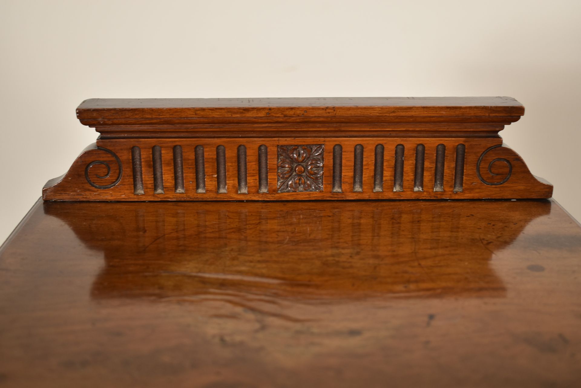 19TH CENTURY VICTORIAN MAPLE & CO WALNUT DICKENS DESK - Image 4 of 7