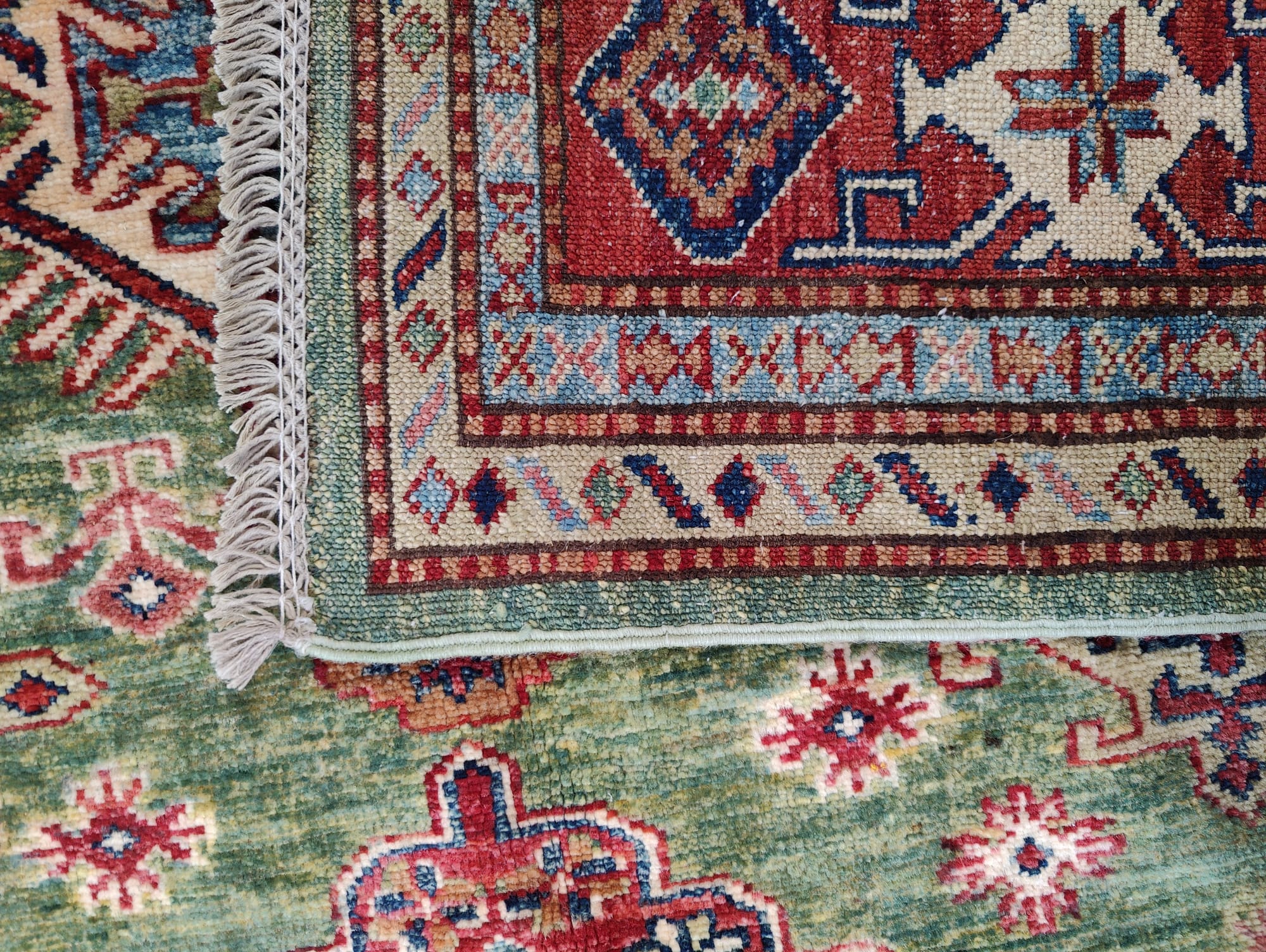 20TH CENTURY RED AND GREEN KAZAK WOOL RUG - Image 4 of 5