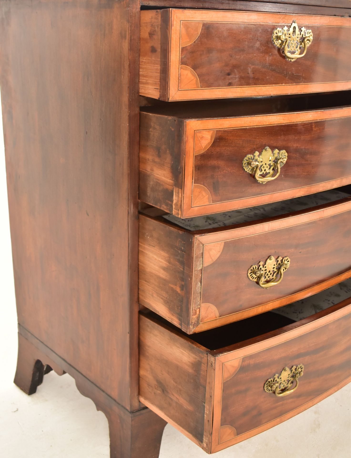 18TH CENTURY MAHOGANY BOW FRONT INLAID CHEST OF DRAWERS - Image 5 of 6