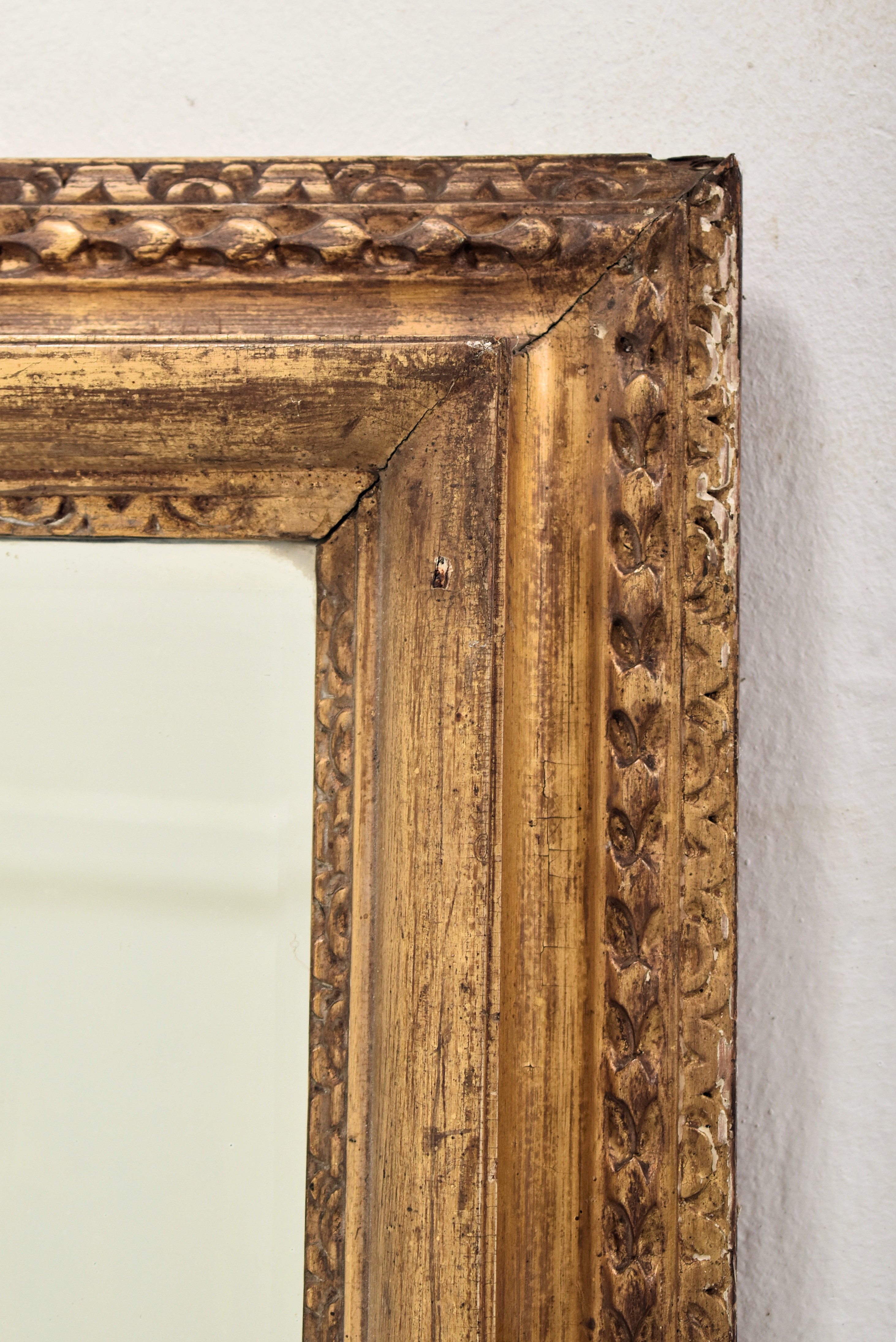 19TH CENTURY GILTWOOD AND GESSO FRAMED HANGING MIRROR - Image 5 of 6