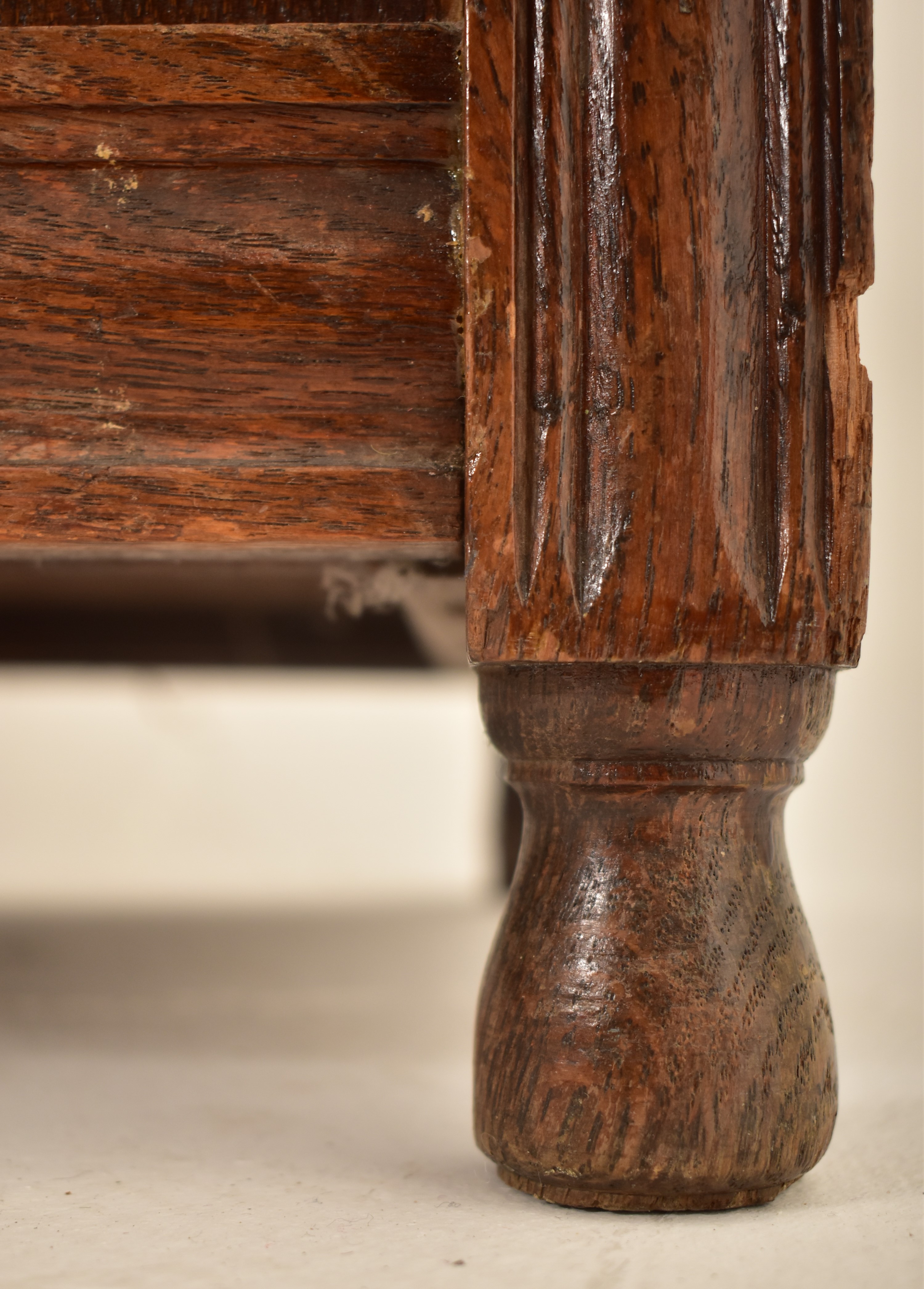 EDWARDIAN CARVED OAK MONK'S BENCH / CHURCH SETTLE - Image 5 of 6